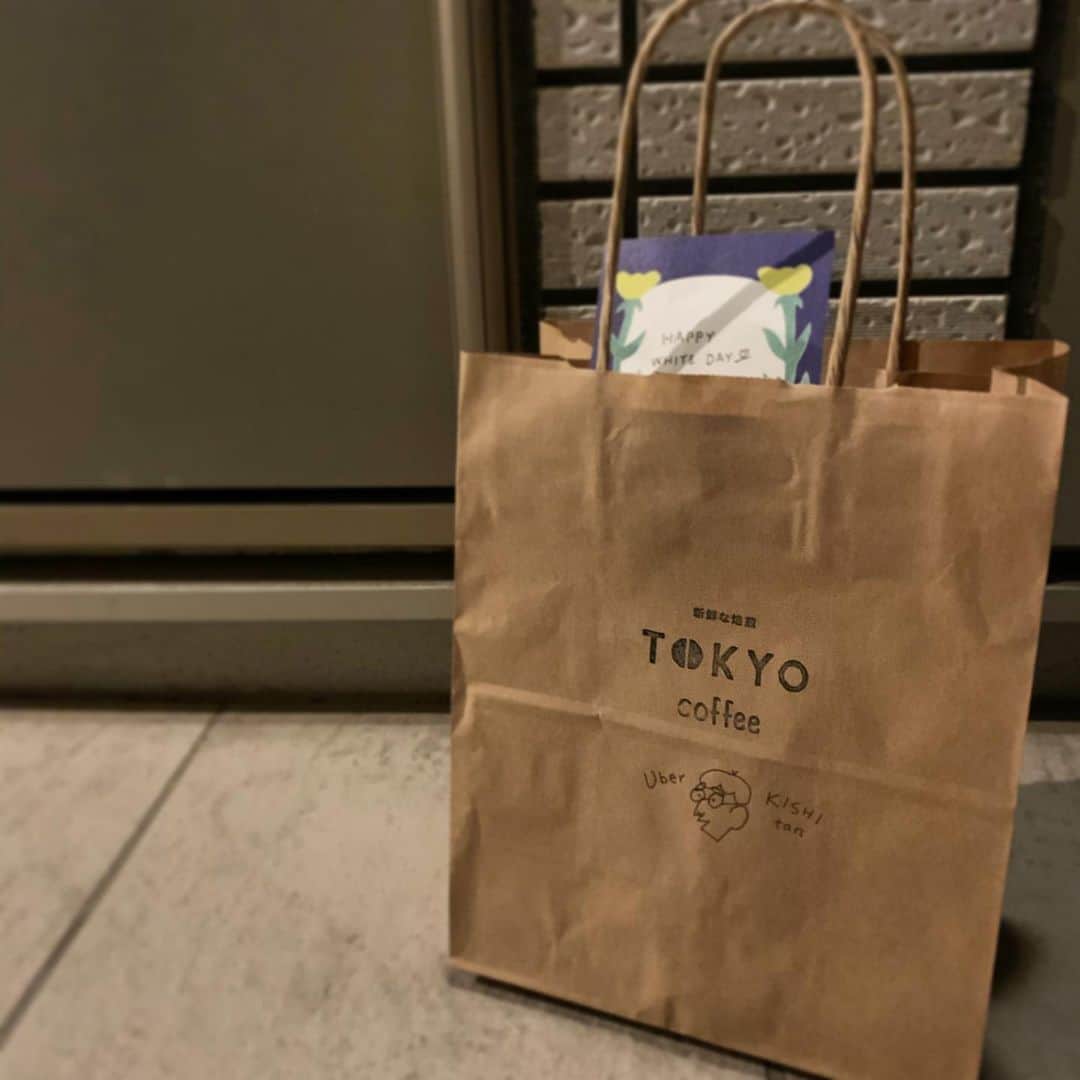 のインスタグラム：「キミタン🥺岸たん🥺 Uber岸たんが恋しくて キミタンとまじこと何気ないLINEをしてた今日🥰 突然「玄関開けてみて」って😭😭😭😭😭 なかなか出かけられないけど 2人で素敵なおうち時間をって🥺🥺🥺🥺 愛しかない😭🤍 泣いたーーー😭😭😭うぇーーーん😭😭😭 ありがとう🙈💋 #キミタン岸たんありがとう」