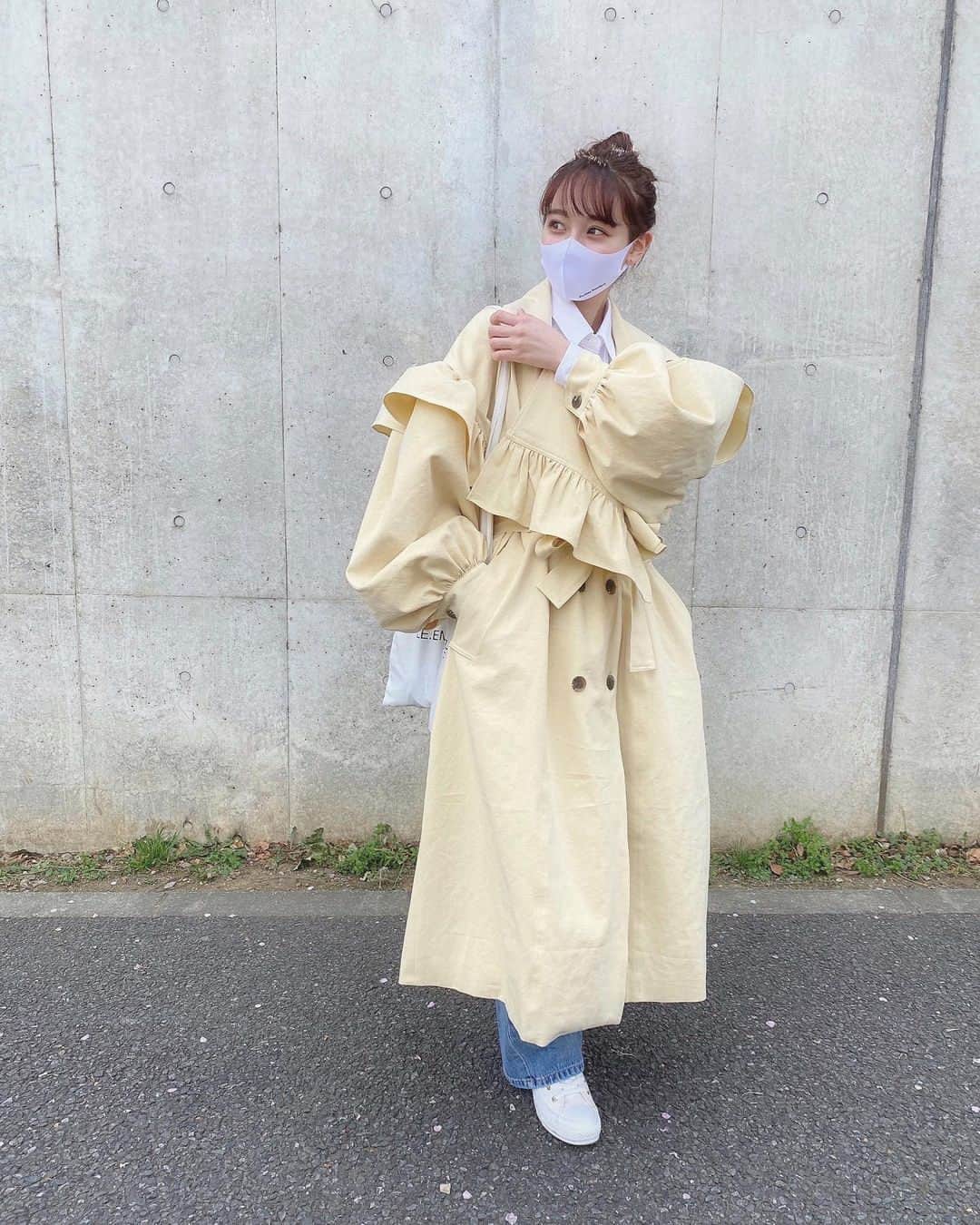 のインスタグラム：「かぶりがちなトレンチコート🧥🎀⁣ .⁣ ボリューミーな袖がついた⁣ デザインのものを選べば⁣ 周りの子に差をつけられるかもっ🌸🌸⁣ .⁣ 定番ベージュを持っている子は⁣ パステルカラーにも挑戦を〜💕⁣ ❣❣❣❣❣⁣⁣⁣⁣⁣ サイトやSNSで掲載させていただくお写真募集中😘📸⁣⁣⁣⁣⁣ かわいいコーデやアイテム、注目スポットなどが撮れたら、ハッシュタグ→#rili_tokyo を付けて投稿❗⁣⁣⁣⁣⁣ ．⁣⁣⁣⁣⁣⁣⁣⁣ Special Thanks💋 Photo by⁣⁣⁣⁣⁣⁣⁣⁣ @rabbit____2⁣ ⁣ ．⁣⁣⁣⁣⁣⁣⁣⁣ #トレンチコート#変形トレンチ#スプリングコート#春コート#お洒落さんと繋がりたい #ファッション #패션스타그램 #ootd #outfit」