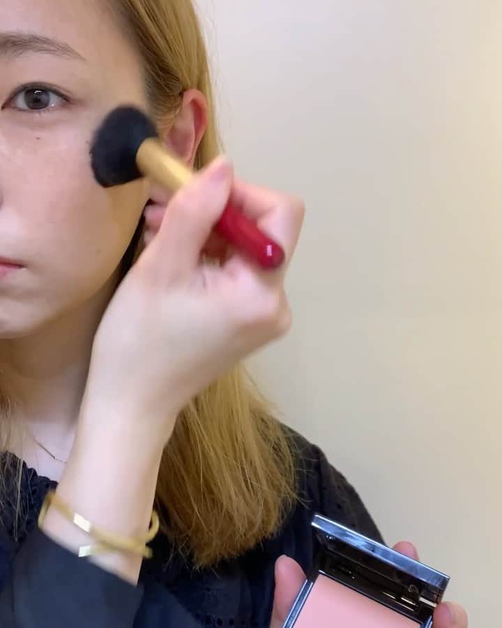 のインスタグラム：「today's make🌸 の動画編集してたらUber岸たんが届いて🥺驚きと喜びでヘアとメイクの間に投稿しちゃった🤣 今日は昨日質問したもあったので同じすみれmakeを🚩 マスカラは上がラスティゴールド 下がベビーピンク🌸 ・・・ #u_makeたち」