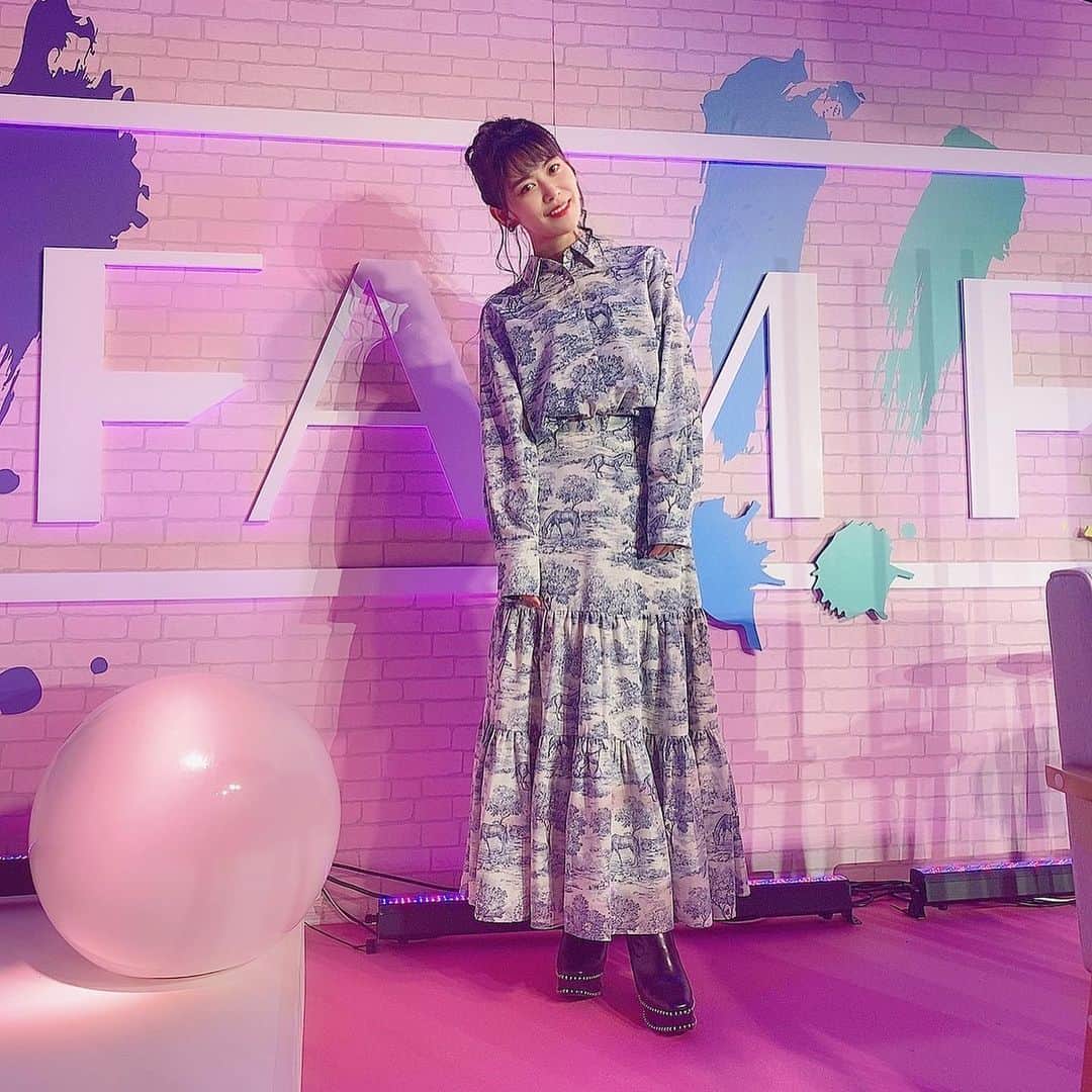 相羽あいなのインスタグラム：「「馬の服見つけたよ！」 とメイクさんに教えてもらってすぐに買いに行ったセットアップ🐎❤️ めちゃカワイイ♡♡ 何色か買うか悩んでブルーにしました🙆‍♀️ 全身 @moussyofficial  #春コーデ #コーデ #馬柄コーデ」