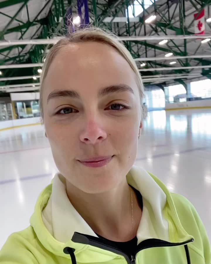 キーラ・コルピのインスタグラム：「⛸🏒Hei kaikki taitoluistelijat ja jääkiekkoilijat! Haluaisitko sinä päästä esiintymään Lumikuningatar-jääshow’ssa!?🤩  Haku koe-esiintymisiin on avoinna 31.3 saakka⚡️ Käy lukemassa lisää www.lumikuningatar.fi  @lumikuningatarfi #lumikuningatarfi #snowqueenonice」