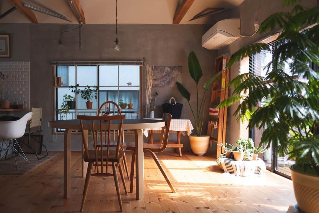 LIFULL HOME'S DIY Magのインスタグラム：「自分らしさを盛り込んだリノベーション物件や﻿オリジナリティが感じられる部屋など﻿、こだわりの住まいに暮らす人々にインタビューする企画「 #わがままな住まい 」。﻿ その人のライフスタイルとともに、家づくりから住まいに対する価値観まで伺います。﻿ ﻿ 今回お話を伺ったのは、中古の一戸建て住宅をフルリノベーションした三塚さん @322_ka 。﻿ 趣味のキャンプ好き🏕が高じて、土間やリビングでキャンプライクな時間を過ごすなど、悠々自適なライフスタイルがインスタやYouTubeでも好評です。﻿ ﻿ ﻿ ●フルリノベ前提で中古物件に絞った住まい探し﻿🔍 ﻿ 3年前に築20年ほどの一戸建て住宅を購入し、フルリノベーションした三塚さん。もともとビンテージやアンティークなどの趣あるテイストが好きで、住まいも中古物件に絞って探していました。家づくりのポイントは、可能な限り天井を高くして開放感ある空間にすること。そして、家族が別々の場所にいても気配を感じられるLDKが希望でした。﻿ ﻿ ﻿ ●お気に入りの家具と空間全体のバランスを意識﻿ ﻿ テーブルの天板の色と調和したライトグレーの壁は、奥さまやご両親など、延べ4人で4面を2日かけてペイント🎨したそうで、既存の窓も格子窓にアレンジ。あえてラフに塗って、ハンドメイド感のある仕上がりです。﻿ ﻿ ﻿ ●和室が土間に大変身！圧巻のアウトドア用品収納﻿ ﻿ DIYを器用にこなす三塚さんは工具をひと通りそろえていますが、DIY以上に好きなのがアウトドアです。持っているキャンプギアもかなりの充実度で、1階の玄関横にある土間スペースにはキャンプギアが整然と並んでいます。住まいの中でハイライトな空間はと聞くと、「土間」と即答するほど三塚さんにとって思い入れの強いスペース。﻿ ﻿ ﻿ 他にも沢山のポイントを教えていただきました📝﻿ 🏕自宅にいながらキャンプ気分なバルコニー﻿ 🍳キッチンアイテムが映える白×グレーの素敵キッチン﻿ 👨‍💻リモートワークが捗る新作の仕事部屋兼居間﻿ ﻿ こだわりの空間、お部屋の全貌はWEBサイトにて！﻿ トップのURL、ストーリーズリンクよりご覧ください🔍﻿ ﻿ ......................... ﻿ ﻿ @lifullhomesdiymag﻿ #暮らしの編集力を高めるウェブマガジン﻿ #lifullhomesdiymag﻿ #diymag﻿ ﻿ ﻿ #リノベーション #フルリノベーション #リノベーション住宅 #リノベーション事例 #リノベ #リノベーションライフ #リノベーション物件 #中古住宅 #中古戸建 #戸建て #DIY #壁 #壁面製作 #ペイント #土間収納 #土間 #土間のある暮らし #土間のある家 #キャンプグッズ #収納アイデア #収納DIY #収納上手 #壁面収納 #ウッドデッキのある家 #ウッドデッキのある暮らし」