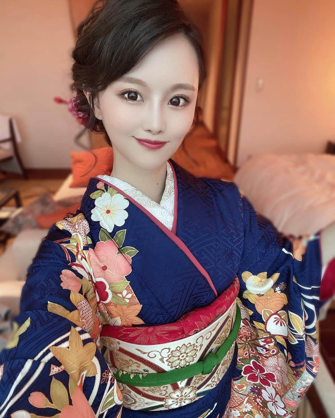 吉田恵美さんのインスタグラム写真 - (吉田恵美Instagram)「大好きな祖母にもらった振袖は、成人式とは小物などを変えて 大人な着こなしにしてもらいました✨　  ペニンシュラはお部屋も広くてゆったりできるから大好き😸  #振袖 #振袖ヘア #振袖ヘアアレンジ  #結婚式ヘアアレンジ #結婚式お呼ばれ  #ペニンシュラ東京」3月15日 21時09分 - _yoshida_megumi