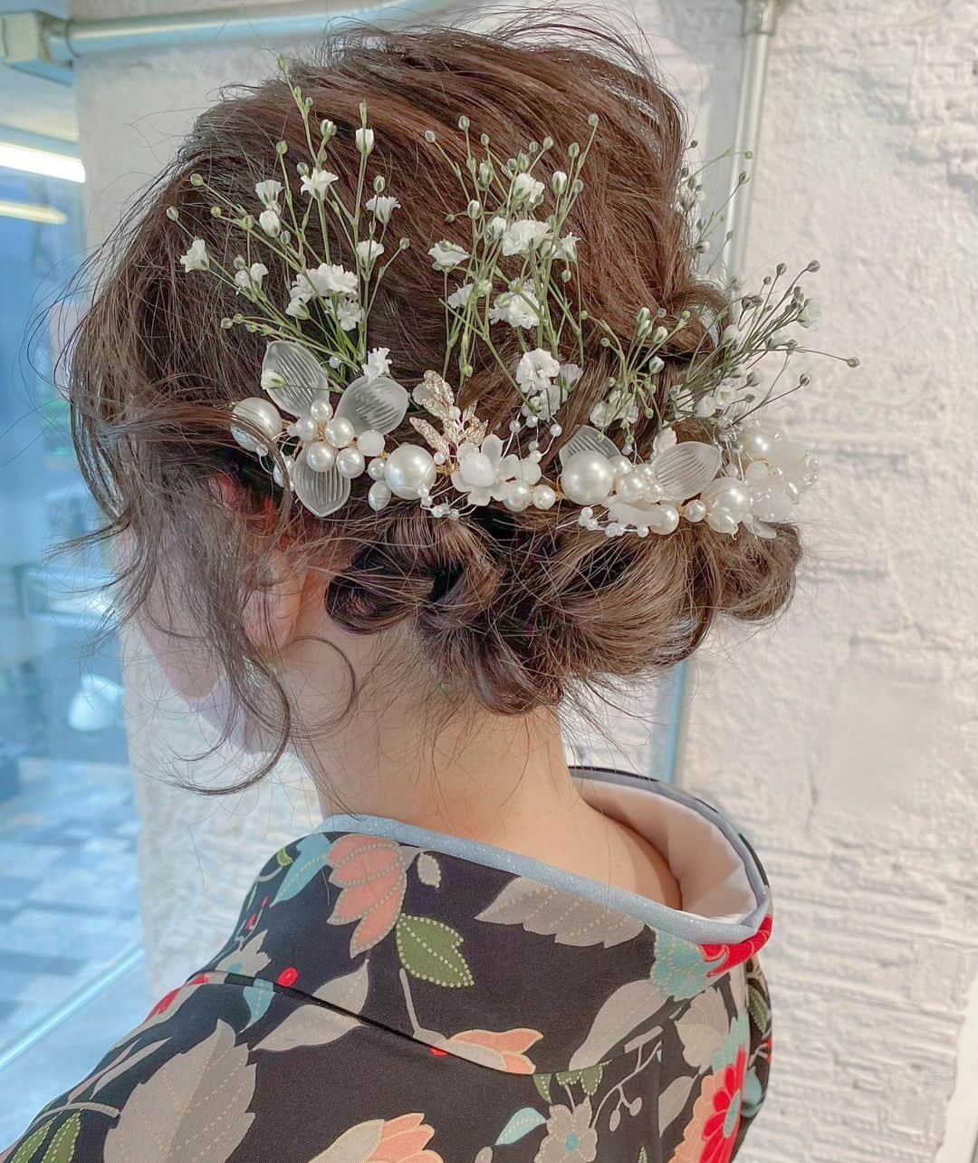 MOMOKOのインスタグラム：「#おくれ毛 ふわふわ♡﻿ 大人かわいい卒業式ヘアセット🎓💐﻿ ﻿ 直前にカラーも来てくださったので﻿ トータルで担当できてとっても嬉しかった🤍﻿ ﻿ 卒業おめでとう🥲🌸💞﻿ ﻿ ヘアアクセサリーと生花の組み合わせも﻿ すごくかわいい♡﻿」
