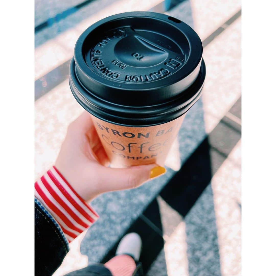 潘めぐみさんのインスタグラム写真 - (潘めぐみInstagram)「BYRON BAY COFFEE CAMPANY  同い年のカフェとして  度々インスタに登場していた  こちらのコーヒースタンドに  フォロワーの方々が  訪ねてくださる機会が増えました。  バンタンもそうだけど  自分が好きなものを  誰かにも好きになってもらえたら  それはそれで、とっても素敵なことだなと思いまして。  そんな私もまたフォロワーさんの投稿に飲みたくなって  テイクアウトしちゃいました、今日。」3月15日 21時29分 - han_meg_han