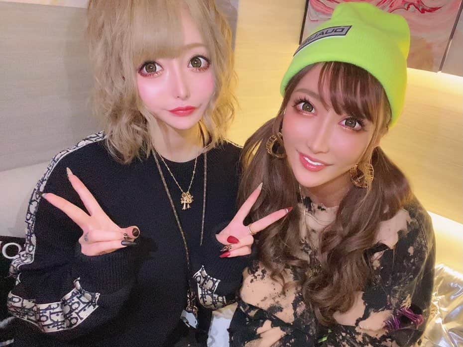 せリかまちょ（奥脇晴梨夏）のインスタグラム：「最近よく一緒いるAIKA♥️✌️ 気使わないし、なんでも話せる関係っていいな〜って 大事だなぁと思いました( ˘-˘ )💕 . 今日からまた毎日出勤頑張るぞ〜✊◎ 待ってますのでね✌️いぇーい ・ ・ #歌舞伎町 #キャバクラ #キャバ嬢 #リュアーグ #本日 #出勤 #aika #せりかまちょ」