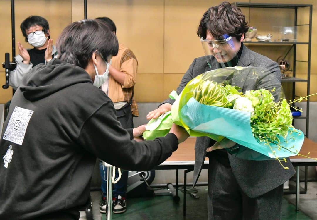 アノニマス〜警視庁“指殺人”対策室〜のインスタグラム：「‪今夜10時 #アノニマス最終回 ‬  ‪＼放送まで、あと15分☝️／‬  ‪💐クランクアップ写真💐‬ ‪万丞渉役 #香取慎吾 さん‬  ‪そろそろチャンネルを‬ ‪#テレビ東京 系へ👀✨‬  ‪#関水渚 #MEGUMI #清水尋也 ‬‪#勝村政信  #山本耕史 ‬#シムウンギョン #テレビ東京 ‬」