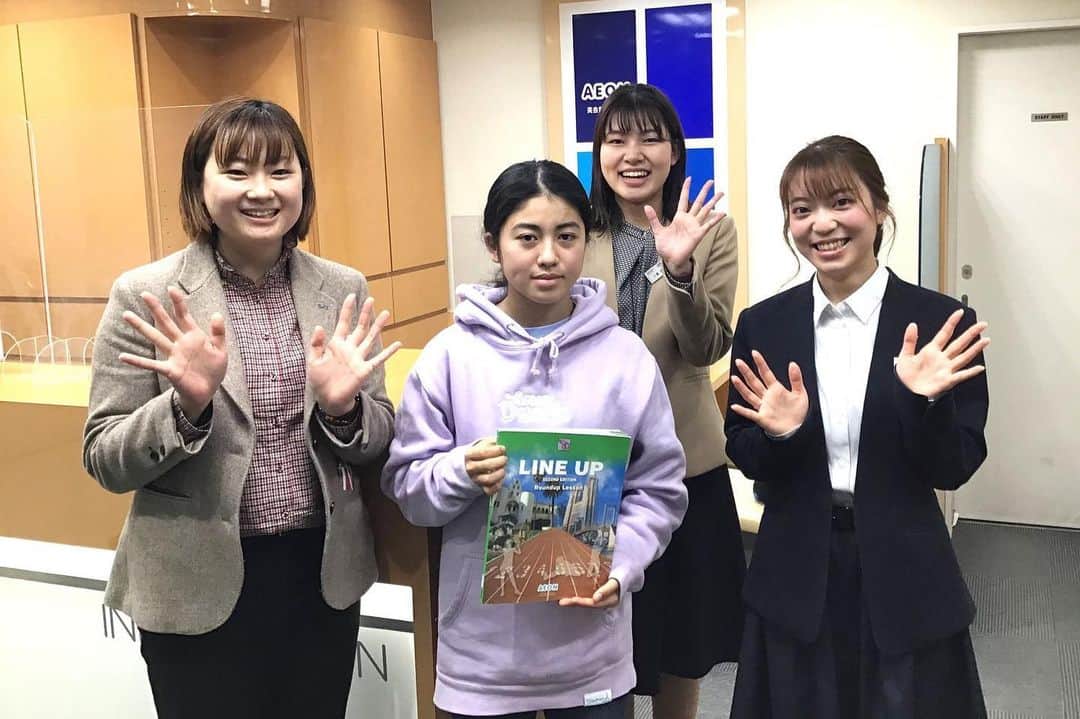 のインスタグラム：「英会話イーオン「レポート④」が公開されました！ https://www.aeonet.co.jp/sekai_project/201002.html 英会話イーオンに通ったことで、英語の苦手意識も無くなり、 楽しく丁寧に教えてくださった先生方にも本当に感謝しています！  これで最終レポートとなります！ ぜひ見てみてください。  ※写真撮影時のみマスクを外しています  #さぁセカイヘ #英会話イーオン #pr」