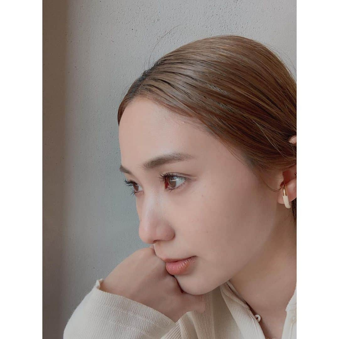 伊地知朋子さんのインスタグラム写真 - (伊地知朋子Instagram)「____  アイラインで遊んでみたり。 @uneven_jp のskin beige  @urbanbobby_official の新作ear cuffと色合わせしてみた🤍 #4月発売予定です」3月15日 22時02分 - tomoko_urbanbobby