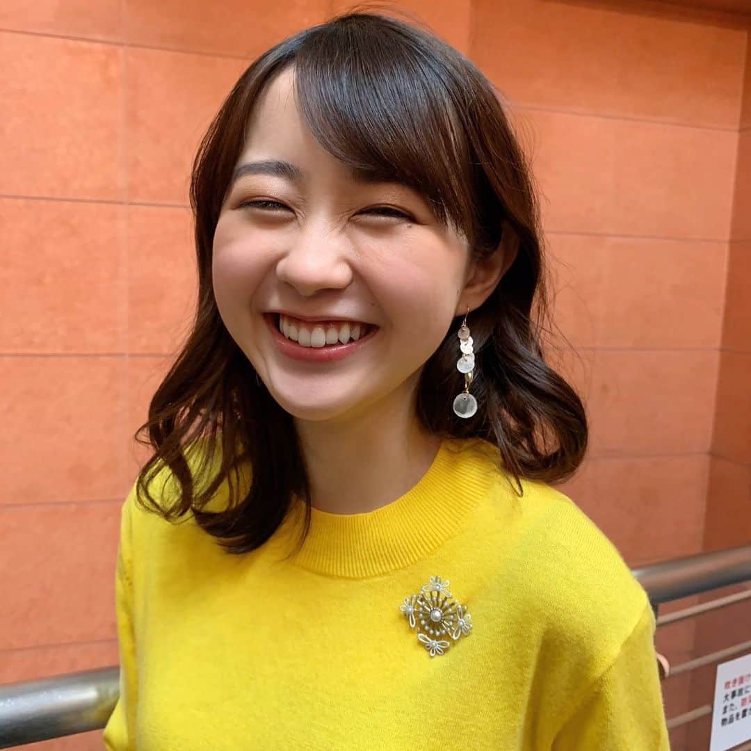TBS「グッとラック」のインスタグラム：「【3月12日(金)の若林アナ🌸コーデ】  久しぶりのグッとラック！カラー⭐️ キャンディカラーのイエローニットにニット素材のスカート❣️  スタイルの良い若林アナだからなんなく着こなせています☝️  トップスにGジャン ハードめのアンクルブーツなんて可愛いですねー💕  byスタイリストさん  トップス→C+ スカート→BEATRICE ピアス→お世話や  明日のOA（あさ8:00〜）もお楽しみに！！  【#若林アナコーデ　で検索すると、今までのコーデがチェックできます❣️】  ※写真撮影の時のみマスクを外しています  #グッとラック！#tbs #若林有子アナ#若林有子#アナウンサー #ファッション #今日のコーデ#ootd#きょコ #コーデ #女性ファッション #ピアス #お世話や#トップス#C+#スカート#BEATRICE #冬コーデ#春コーデ#ヘアスタイル#ヘアセット#アナウンサーコーデ#アナウンサー衣装 #アナコーデ#金曜#若林アナコーデ #朝8時から#生放送」
