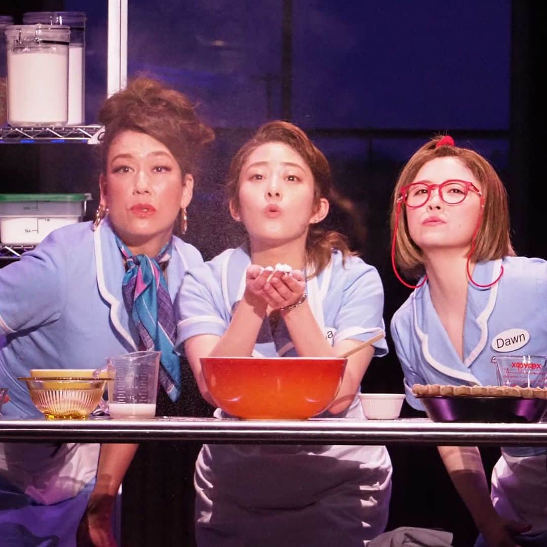 宮澤エマのインスタグラム：「Sugar. Butter. Flour.  #waitress   初日から最初の1週間を走り抜けました。  日本初演そしてコロナ禍ということもあって、お稽古期間は色々と大変でした。でもお客様が最後の材料となって加わった瞬間、疑問や心配事が溶けていったのを感じました。  「耐えがたい時に夢が支えてくれる」と信じて劇場でお待ちしています。  カンパニー全員でこの物語を紡ぎ抜けますように。  特記事項: 初日終わったご褒美に私が買ったのはまさかのおはぎでした。  #ソージャパニーズ #ウェイトレス　#waitressinjapan #waitressmusical  #dawnlouisepinkett  #夜明けのドーン」