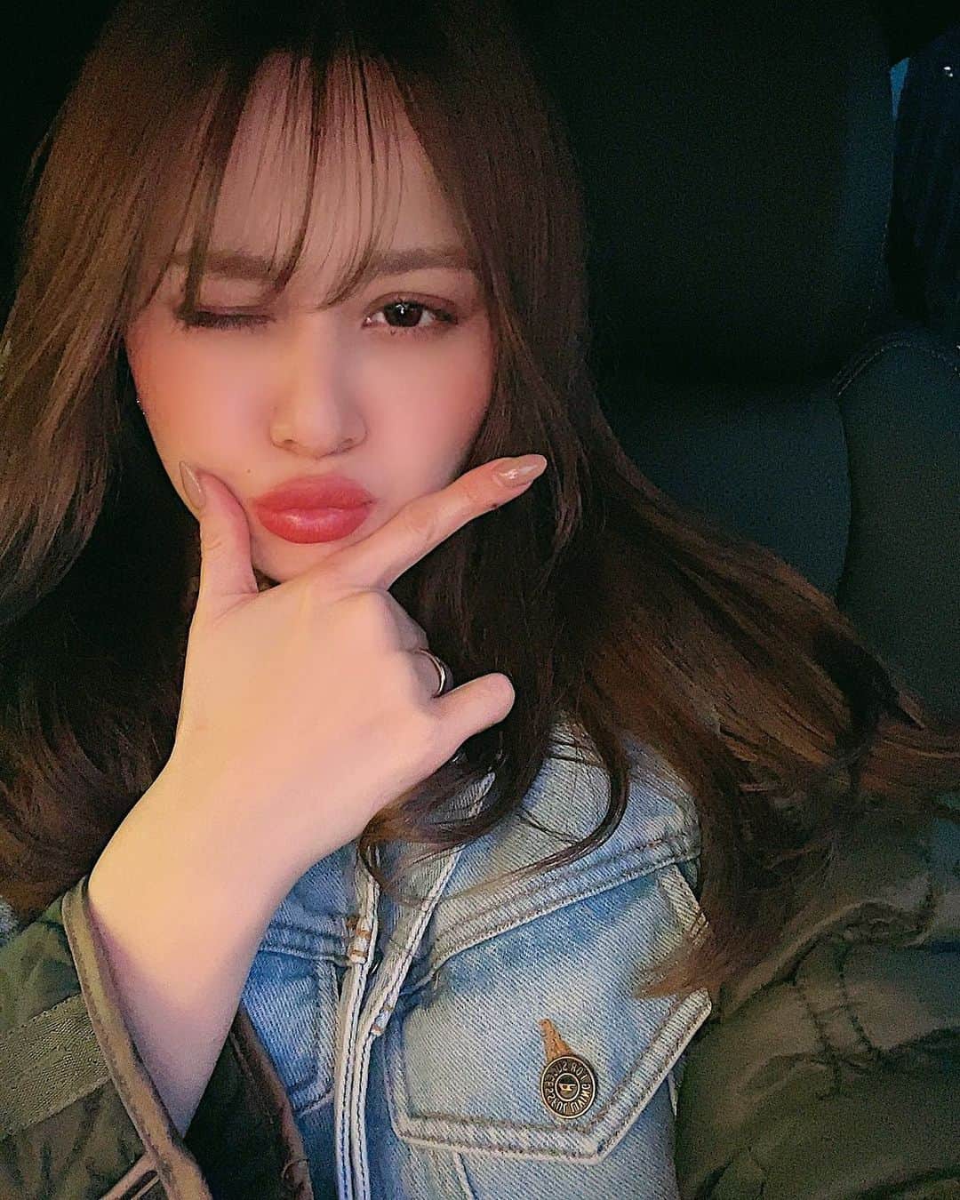 木下有希子さんのインスタグラム写真 - (木下有希子Instagram)「.  そろそろ美容院行かなきゃ💇🏻‍♀️ シースルーバング復活させようか迷う🤨  どう思う？🥺  #hairstyle #hairsalon #haircolor  #beauty #selfie #名古屋女子 #名古屋美容院 #シースルーバング #女の子ママ #女子力 #自撮り女子   #このポーズさ #完全にりほりでぃだわ #おもろwww @riholiday717」3月15日 22時18分 - ykk_1220