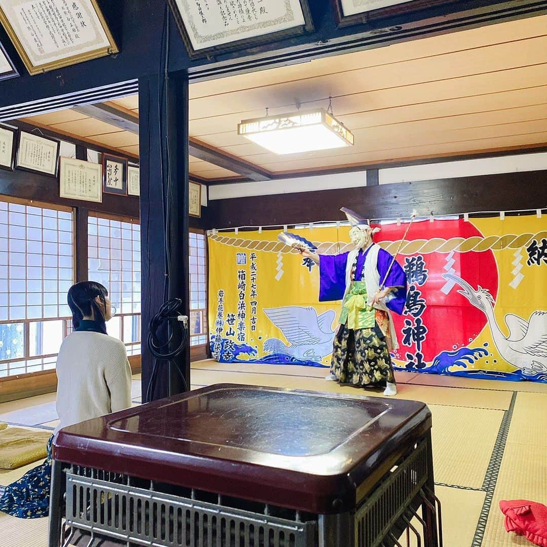 寺嶋由芙さんのインスタグラム写真 - (寺嶋由芙Instagram)「鵜鳥神社で、恵比寿さまに遊んでいただいた時のお写真(ﾟωﾟ) ・ 鵜鳥神楽を生で観せていただきました⛩由緒ある伝統芸能、初心者の私にちゃんと理解できるかな？難しいのでは？とドキドキしながらお席に着いたのですが、なんと観客も参加型の、とっても楽しい演目でした！ ・ #鵜鳥神社 #鵜鳥神楽 #岩手県 #普代村 #縁起がいい  #神社 #寺社仏閣 #恵比寿さま #GoToニッポン #idol #japaneseidol」3月15日 22時20分 - yufu_terashima