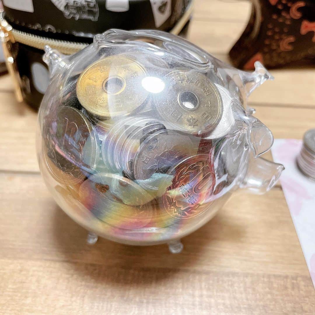 脇田唯のインスタグラム：「🐖 初めて、 このタイプの貯金箱、 開封したわ。  ぶーちゃん、 割ってごめんね。  家にあった、 小銭貯金、全部開けて数えたら 割とホクホクする金額になりました。」