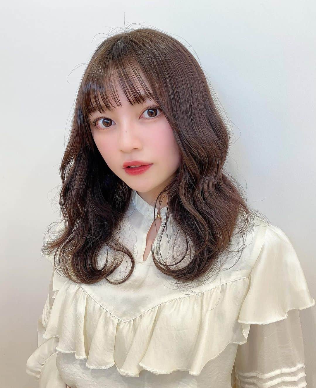 廣川奈々聖のインスタグラム：「朝から美容院行ってきた 🌿🐇❤︎﻿ ﻿ 暗くなりすぎず、赤みを消しながら﻿ とっても綺麗なオリーブカラーになったよ～ ﻿ ﻿ しかも、とてつもなく髪がとぅるんってしてて本当すごいの！巻き髪もかわいくて嬉しい🥲♡﻿ ﻿ ﻿ありがとうございます！ ﻿ ﻿ ﻿ ﻿ ﻿#ice #オリーブカラー #赤み消しカラー #透明感カラー #ヘアカラー #オリーブべージュ #ミルクティーベージュ #hairstyle」