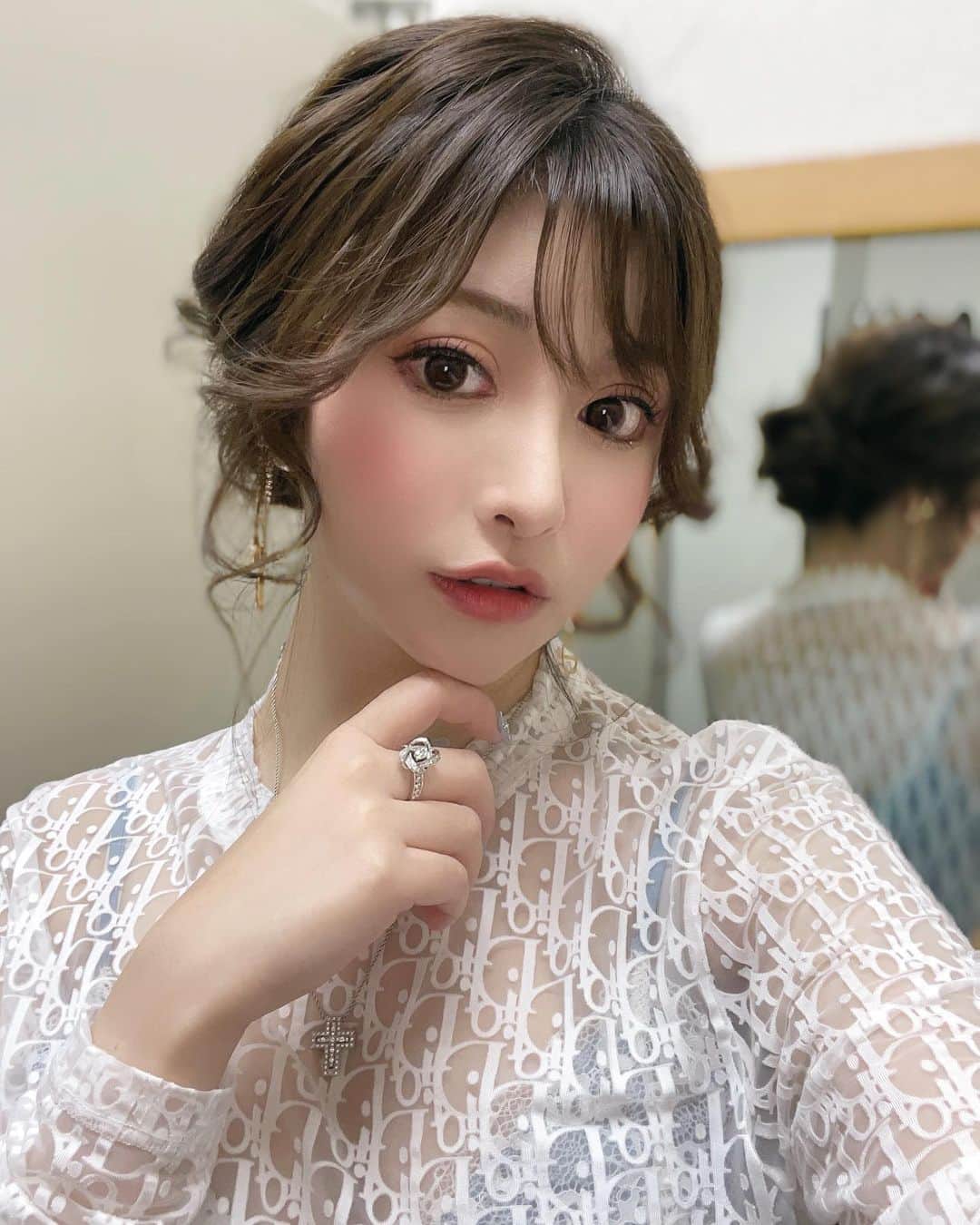 藤咲めいのインスタグラム：「バレンタインって毎年みんなに渡してるけどホワイトデーのお返しって貰ったことほぼない気がする笑 だからお返ししてる男性凄い素敵だなって思う🥲💓 お返し出来る人、推せる🤢💕 . . .  #モデル #インフルエンサー #美容 #美容好きな人と繋がりたい #美容垢 #サロンモデル #ファッションコーデ #グルメな人と繋がりたい #写真好きな人と繋がりたい #サロンモデル #ポートレート #ポートレートモデル #被写体 #美容室 #美容師 #ヘアメイク #ヘアアレンジ #お洒落 #美容 #メイク #コスメ #ビジョビ #ootd #fashion」