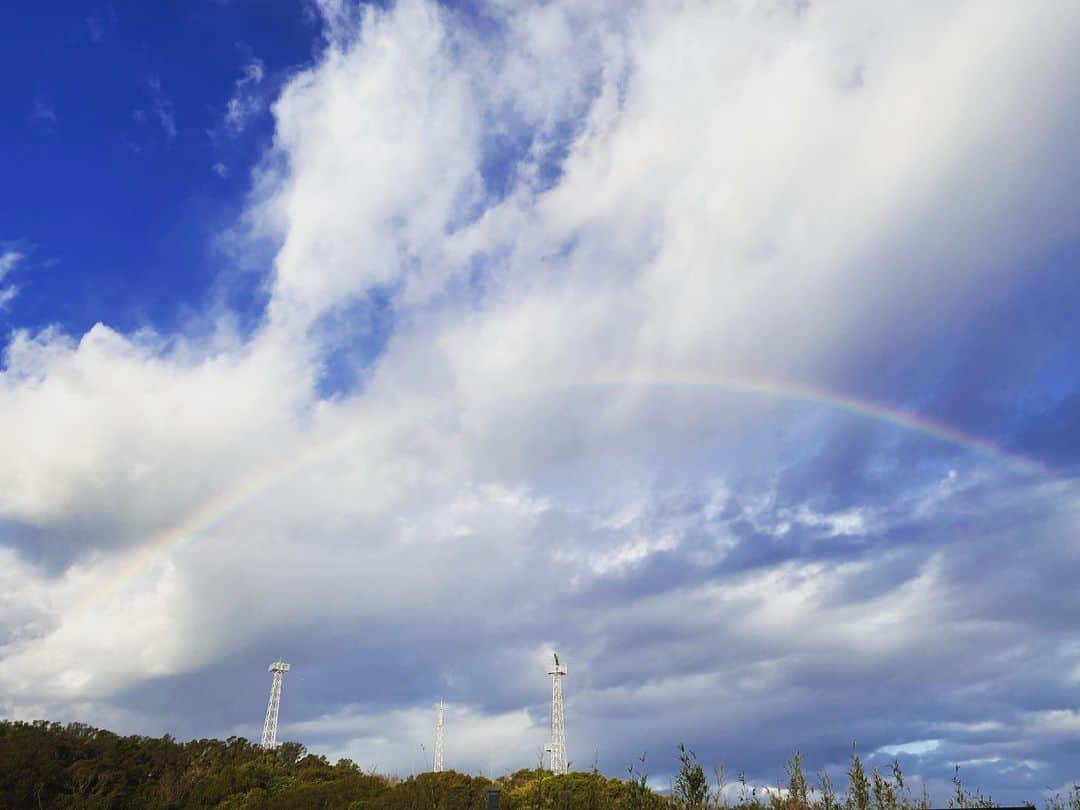 尾碕真花さんのインスタグラム写真 - (尾碕真花Instagram)「. . . 久しぶりの地元の空は、とても澄んでて癒されました。 . 雨が上がった朝は綺麗な虹が🌈 . お裾分け☺︎ . #高知」3月15日 22時23分 - ichika_osaki_official