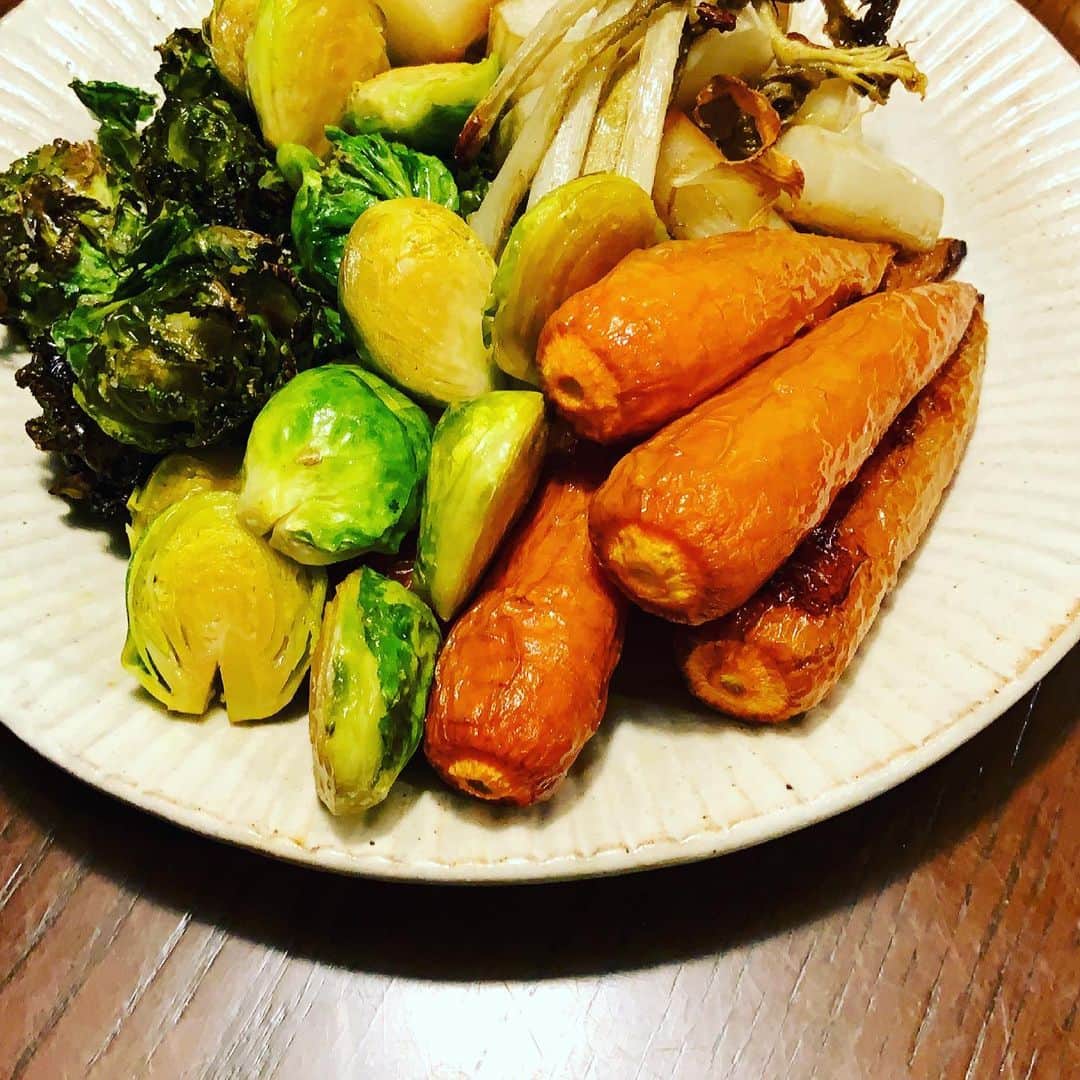 志摩有子さんのインスタグラム写真 - (志摩有子Instagram)「週末の　@likelikekitchen レッスンをさっそくおさらい。にんじん、芽キャベツ、プチヴェール、そして世紀の発明級のうど。 シンプルにオリーブオイルを絡めて塩を振ってオーブンで時間差で焼くだけ。野菜が甘い。大好評。  #春野菜のオーブン焼き #春野菜」3月15日 22時37分 - ariko418