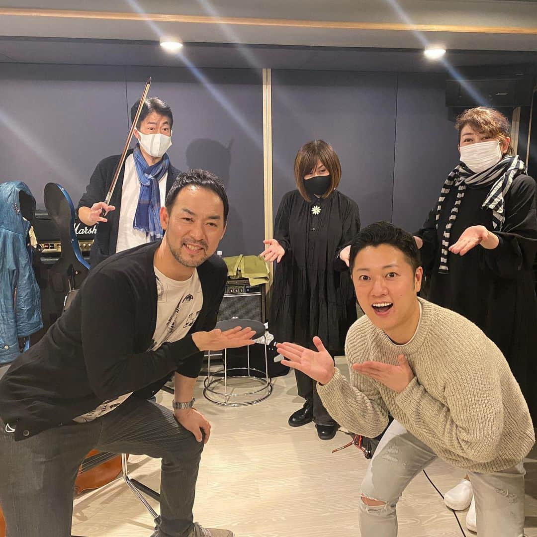 福井晶一さんのインスタグラム写真 - (福井晶一Instagram)「原田優一『the Song of Stars』 〜Live Entertainment from Musical〜  本日はこちらのリハーサルでした！  久しぶりにあの作品のあの歌を歌いましたよ！！ なんてったって日本初演オリジナルキャストですからね😆  3/28の夜はまだお席ご用意できるそうです。ファンクラブでの扱いはありませんのでコットンクラブかenvision-nextage事務局のホームページよりお申し込み下さい。  ※撮影の時だけマスク外してます。  #原田優一 #福井晶一　 #コットンクラブ #リハーサル #3月28日」3月15日 23時15分 - shoichi.fukui