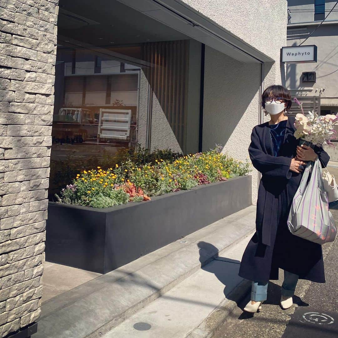 風間ゆみえのインスタグラム：「敦子さんとはいつもお喋りし過ぎて写真なんかは撮り忘れてしまう。  この日は、Well-aging いつまでも女性として心地よく笑うことができるように、プレ更年期、更年期。女性ホルモンと上手に付き合う術を、そして、セクゾロジー、フェムテックと、今私たちが気になるキーワードをテーマに、敦子さんに特別講師としてセミナーしていただいた。  土曜日、日曜日と2日間。  この日は午前中から、敦子さんはルボアフィトテラピースクールのメディカルコースの授業を、私はSALON_Yのフィトテラピー春のセミナーを、それぞれ終えて、土曜日は2本立ての講義でした。ふたりとも朝から晩まで喋りっぱなし😂  それなのに、空き時間も話がつきることがない。喉を痛めていても、笑　　 。もし、話が尽きたとしても、私は敦子さんに聞きたいことが盛り沢山にあるし、やっぱり喋ってしまうだろう。笑  何がいいたいかというと、 私たちはつかれもするけど、とにかく元気だ。 　 伝えること、聞いてくれるひとがいる限り、その術を伝えていきたいと思う。zoomでモニター越しに見る受講してくれた人たち、メンバーの顔見ているとさらに深くそう思う。 あぁ。 zoomはとてもありがたく便利だと思うけど、オフラインでセミナーやりたいな。  @atsuko1705 さん‼︎ 2日間、ありがとうございました😊  第二弾は、皆さまからのリクエストにこたえて昼夜2部制にできるようにスケジュールしてみます！」