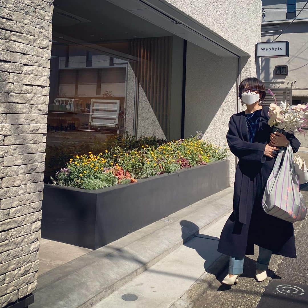 風間ゆみえさんのインスタグラム写真 - (風間ゆみえInstagram)「敦子さんとはいつもお喋りし過ぎて写真なんかは撮り忘れてしまう。  この日は、Well-aging いつまでも女性として心地よく笑うことができるように、プレ更年期、更年期。女性ホルモンと上手に付き合う術を、そして、セクゾロジー、フェムテックと、今私たちが気になるキーワードをテーマに、敦子さんに特別講師としてセミナーしていただいた。  土曜日、日曜日と2日間。  この日は午前中から、敦子さんはルボアフィトテラピースクールのメディカルコースの授業を、私はSALON_Yのフィトテラピー春のセミナーを、それぞれ終えて、土曜日は2本立ての講義でした。ふたりとも朝から晩まで喋りっぱなし😂  それなのに、空き時間も話がつきることがない。喉を痛めていても、笑　　 。もし、話が尽きたとしても、私は敦子さんに聞きたいことが盛り沢山にあるし、やっぱり喋ってしまうだろう。笑  何がいいたいかというと、 私たちはつかれもするけど、とにかく元気だ。 　 伝えること、聞いてくれるひとがいる限り、その術を伝えていきたいと思う。zoomでモニター越しに見る受講してくれた人たち、メンバーの顔見ているとさらに深くそう思う。 あぁ。 zoomはとてもありがたく便利だと思うけど、オフラインでセミナーやりたいな。  @atsuko1705 さん‼︎ 2日間、ありがとうございました😊  第二弾は、皆さまからのリクエストにこたえて昼夜2部制にできるようにスケジュールしてみます！」3月15日 23時21分 - yumie_kazama