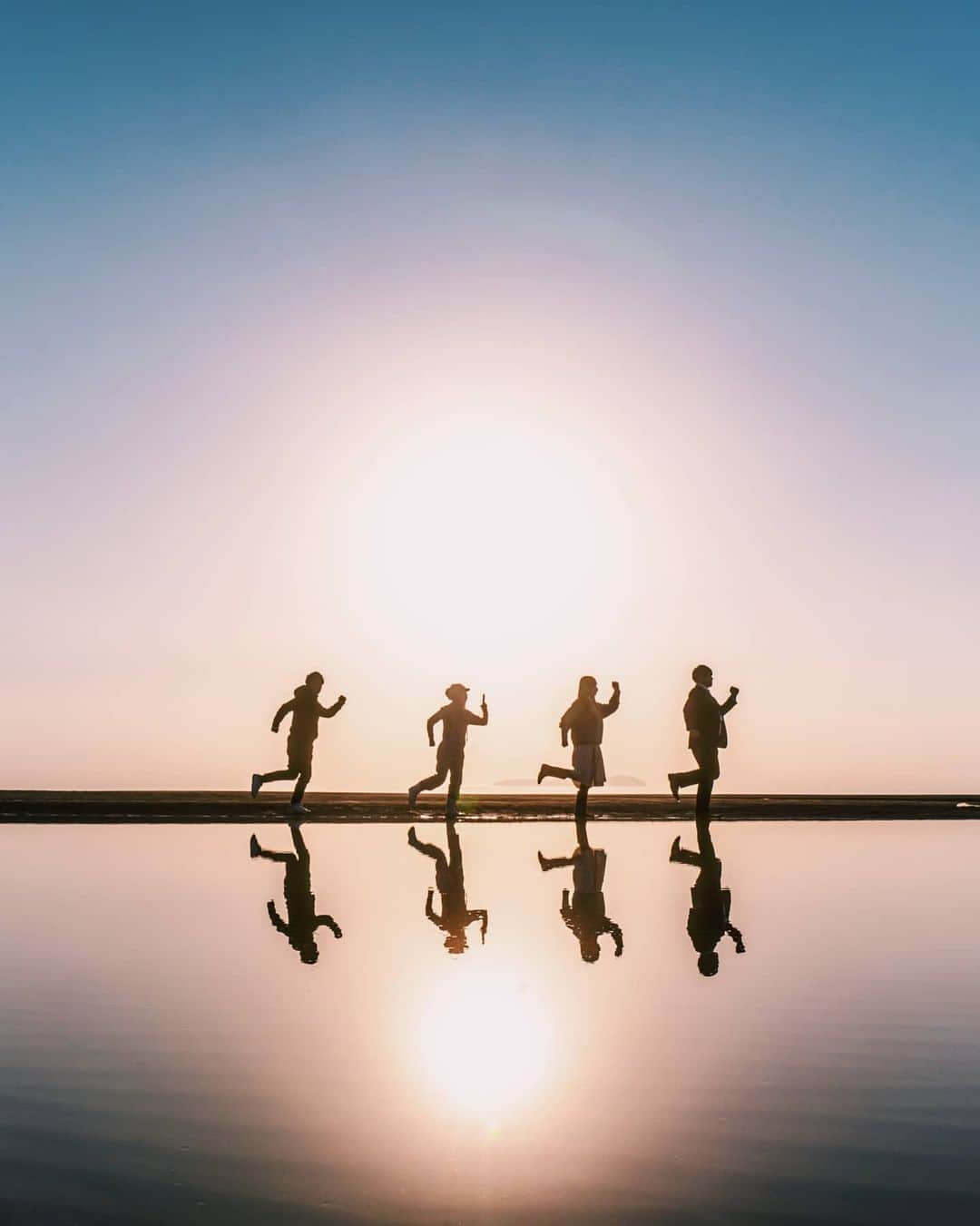 6151のインスタグラム：「ふたつの太陽｜香川県の旅  父母ヶ浜で夕陽を背に水鏡とシルエット撮影。 ここで撮ってみたかったんだよなぁ! と興奮しつつ、夕焼け待ち。  風の少ない日で水面も穏やか。 水鏡のような海の欠片に 影を映して記念撮影。  日が沈んだ後は、 父母ヶ浜を一望できるレストラン SetouchiKitchen 父母ヶ浜で お肉とお魚のディナー🍴  ---  Hanako No.1194  #hanakotravel 掲載中です。」