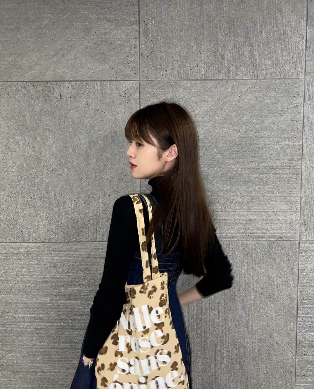 鈴木ゆうかさんのインスタグラム写真 - (鈴木ゆうかInstagram)「. . 私服 Tops : @uniqlo_jp  Bag : @epineofficial  . そしてワンピースは　KOL @kol.japan  高めの位置から前後に2本ずつスリットを入れて スタイルが良く見えるように シルエットにとてもこだわったワンピースです！ 長さ調整もできるよ！ デニムだけどフェミニンさも忘れずに👗 . 3月17日 プレオーダー開始です . あああどきどきする！ . #デニムワンピース」3月15日 23時54分 - yuu_pl