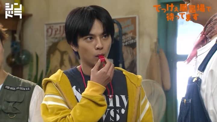 【公式】でっけぇ風呂場で待ってますのインスタグラム：「#でっけぇ風呂場で待ってます　﻿ 今夜24時59分‼️﻿ 第7話『銭湯の正しい入り方』﻿ 脚本　#秋山寛貴﻿ ﻿ 両親が鵬の湯に来るため、瀧（#長谷川忍）にお風呂のマナーを厳しく注意して張り切る梅ヶ丘(#佐藤勝利)‼️﻿ 一方、全くお風呂に入ろうとしない客(#高橋努)。そのお客に納得がいかない松見（#北山宏光）😒。﻿ そして、📕小説家の鳥羽（#岡部大）はあることを報告しにやってきて。﻿ そんな中に強烈な梅ヶ丘の姉・虎美🐯(#片山友希)も来て、端本さん（#平田敦子）や脱力系リサイクル業者の島村（#菊田竜大）とも一悶着🔥﻿ どうなる？鵬の湯…😱﻿ ﻿ #DK風呂場﻿ #ハナコ秋山ワールド炸裂です﻿」