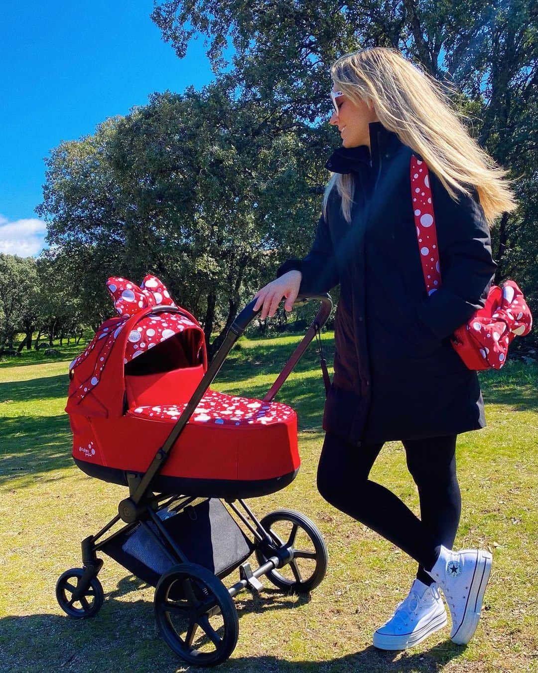 エドゥルネのインスタグラム：「Empezando la semana con un buen paseito!! Feliz lunes!! 🥰💗👶🏼  #PrimerPaseo #MiBebita @cybex_global #cybex #jeremyscott #petticoat #bedifferent」