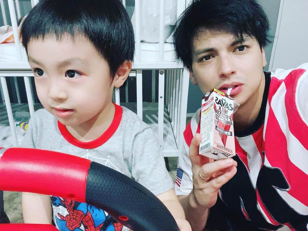 アレクサンダーのインスタグラム：「ドライブ お風呂あがりの一走りだよん❤️」