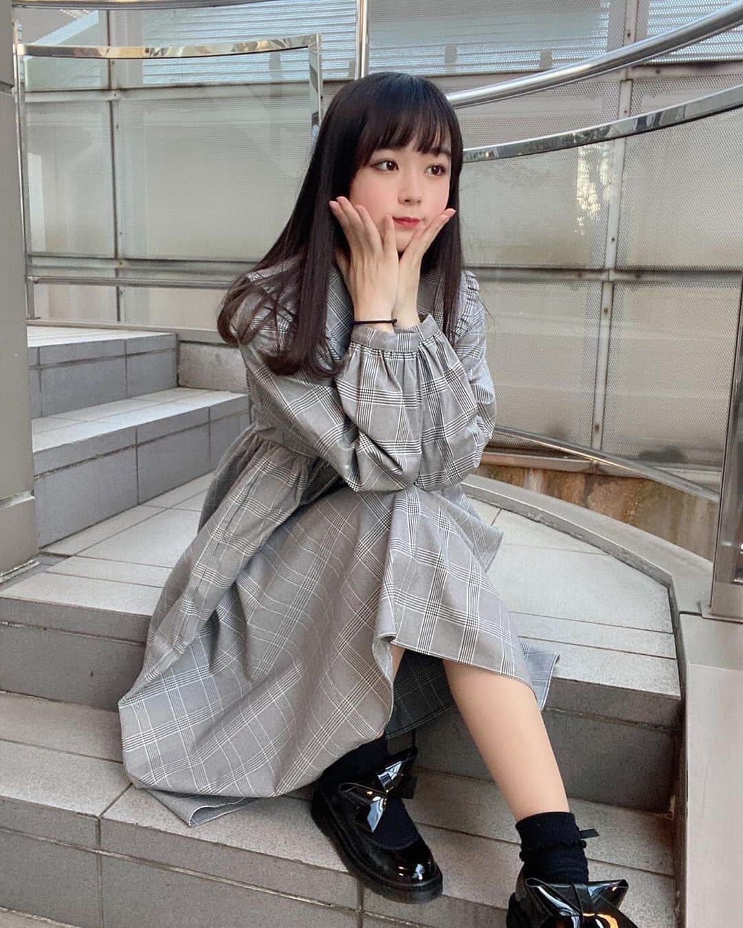 高田もものインスタグラム：「. みんな今日はなにしてたのー？？？ . ももはプリプロでした🎤 . プリプロってなにかしってる？？ . ももはこのお仕事をはじめてからしったよ！ . かしこ . #高田もも #かしこってなに #かしこ #かみやど #ひらがなかみやど #おっけーぐーぐる #ぷりぷろってなに #ロングヘア #ロング #merryjenny #ミスid2021 #ミスid #instagood #instagram #あいどる #アイドル #idol #japaneseidol #ワンピース #リボン #春コーデ #春 #最近ちょっと寒い」