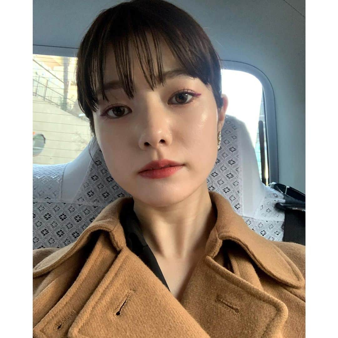 のインスタグラム：「. ◎肌悩みについて。  この一年で、わたしの肌は激変しました。 マスクに慣れておらずフェイスラインにぶわっとニキビができて、真っ赤になってしまって。 肌荒れを隠すためにファンデを塗ってもマスクでよれたり…日々のストレスの原因になって、更に肌荒れをするという悪循環。 冬ごろようやく荒れが落ち着いたものの、今度はニキビ跡が治らず。 ひたすらターンオーバーを促す薬を買ってみては、試して…を繰り返してました。  そんな悩みを、arガールのレジェンドであり最強美肌の持ち主ふじこお姉様 @fujiko0207 に相談したところ @tokyo_hills_clinic を紹介してくださって。 先日お邪魔しました✨  受けたのはピーリングとレーザートーニング。 頑固な色素沈着に効いてくれて、一回の施術で跡が目立たなくなった・・・！すご！と思わず感動。 とぅるっとぅるお肌になって、化粧ノリも全然違いました。これが噂の神様パワー！ カウンセリングからしっかり悩みに寄り添ってくれたのも信頼できたポイントです。  そして、肌が綺麗になると気持ちも晴れやかに。 最近は下地にコンシーラーちょんちょんで良くなったので、朝の時間の短縮にも繋がって一石三鳥くらいの気持ちです🕊  日々のケアが大切なのは勿論だけど、プロのケアを取り入れるのもマストだと実感。 肌に悩みを抱える人も、整えたい人も一度行ってみることをおすすめします🙏🙏」