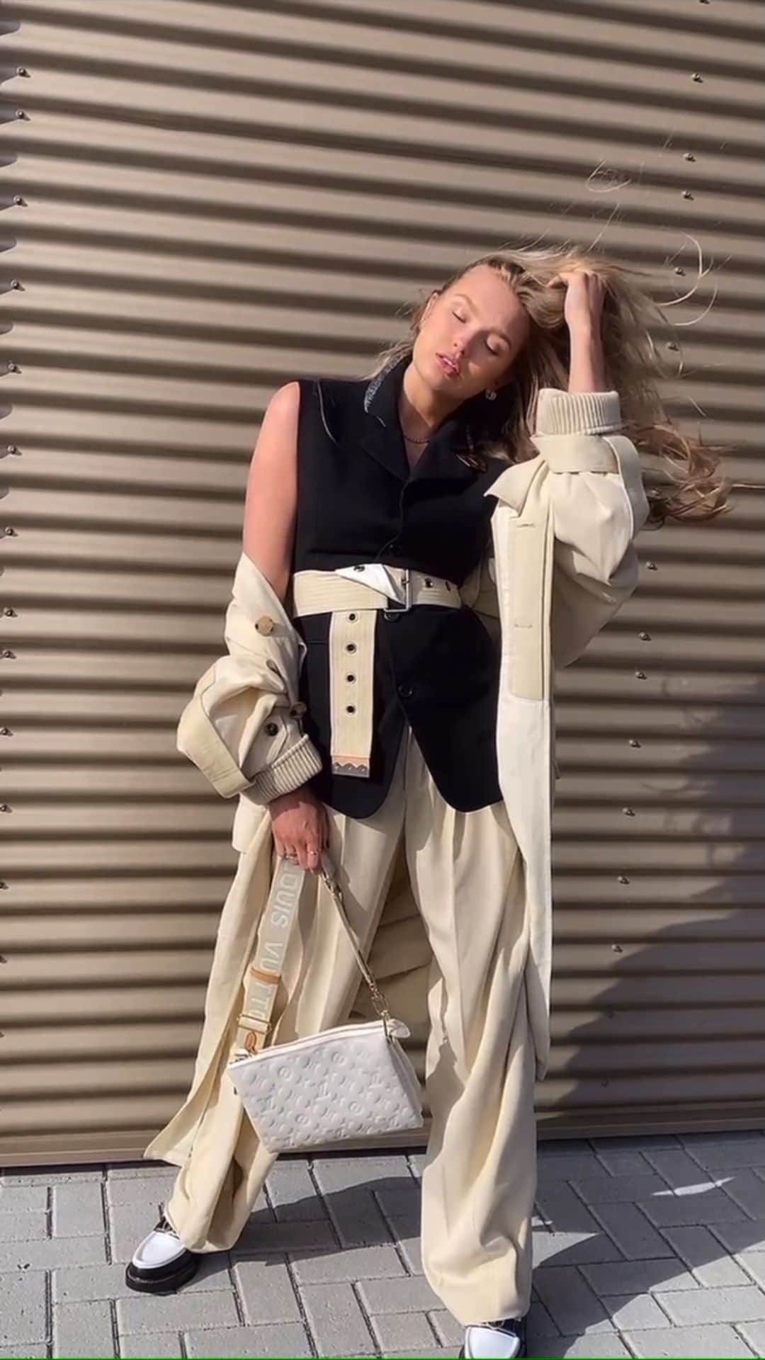 ロミー・ストリドのインスタグラム：「Pretending I’m on my way to the @louisvuitton show 👜」