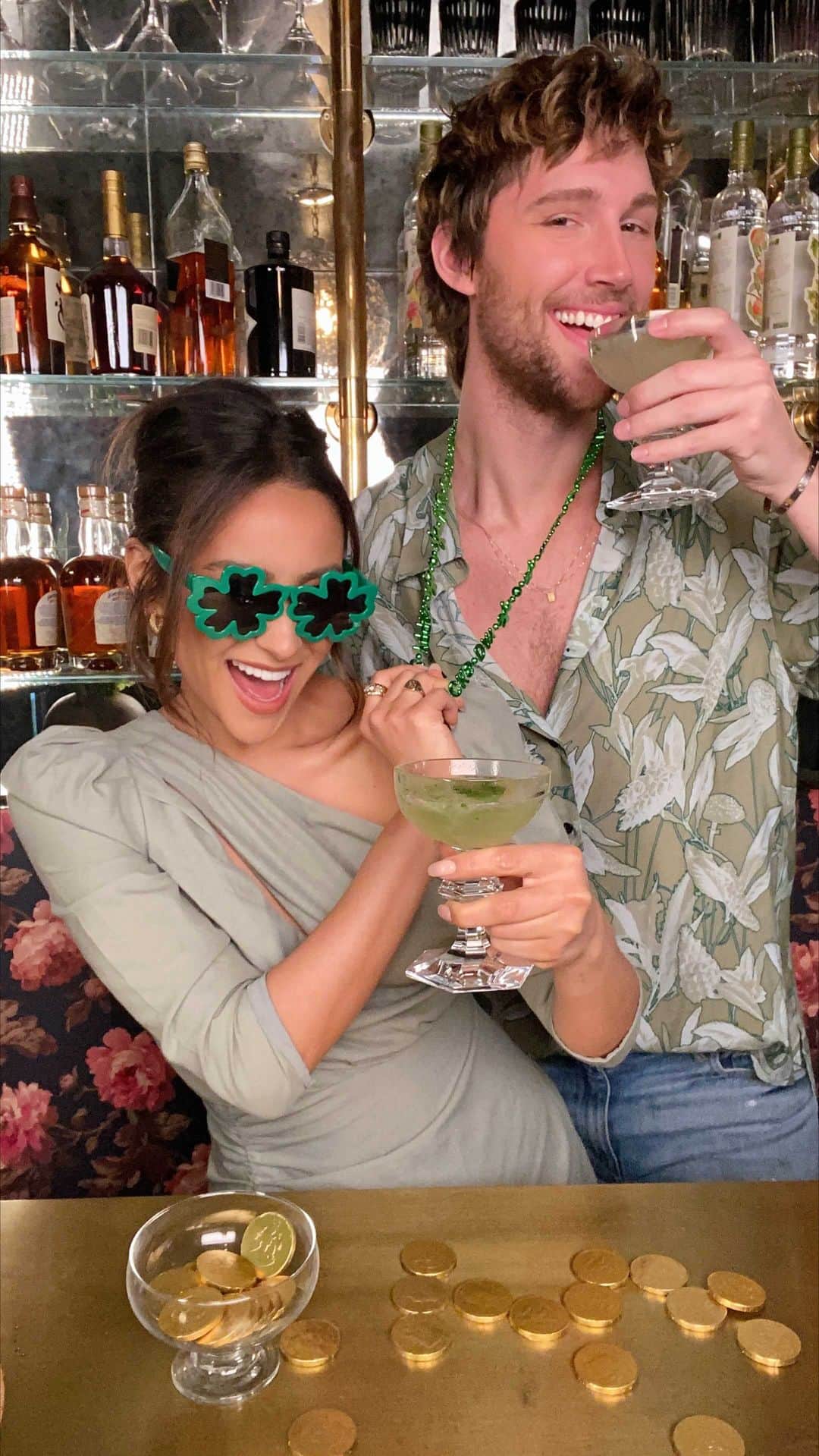 シェイ・ミッチェルのインスタグラム：「This St Patrick’s Day I may not be able to offer you a rainbow or a pot of gold, but delicious drinks of questionable “Irish” origin. Watch today as @chadwoodhair and I get drunk (and make those drinks). Comment below who’s drink you would want to try!」