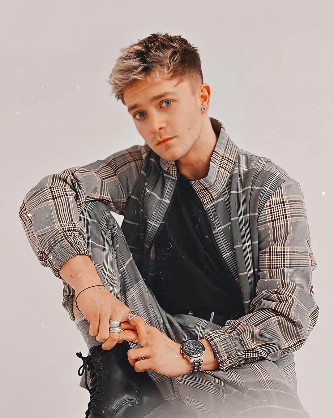 コナー・ボールのインスタグラム：「15 March  Happy Birthday @connorball 🤍 I hope you have a great day with friends and family!!! You are one of the most amazing musicians I met! I hope you have good health and achieve the goals you have always wanted. Thank you for bringing so much joy for me! Hopefully I can see you guys on tour again! Sending so much love ❤️ | 🇭🇰」