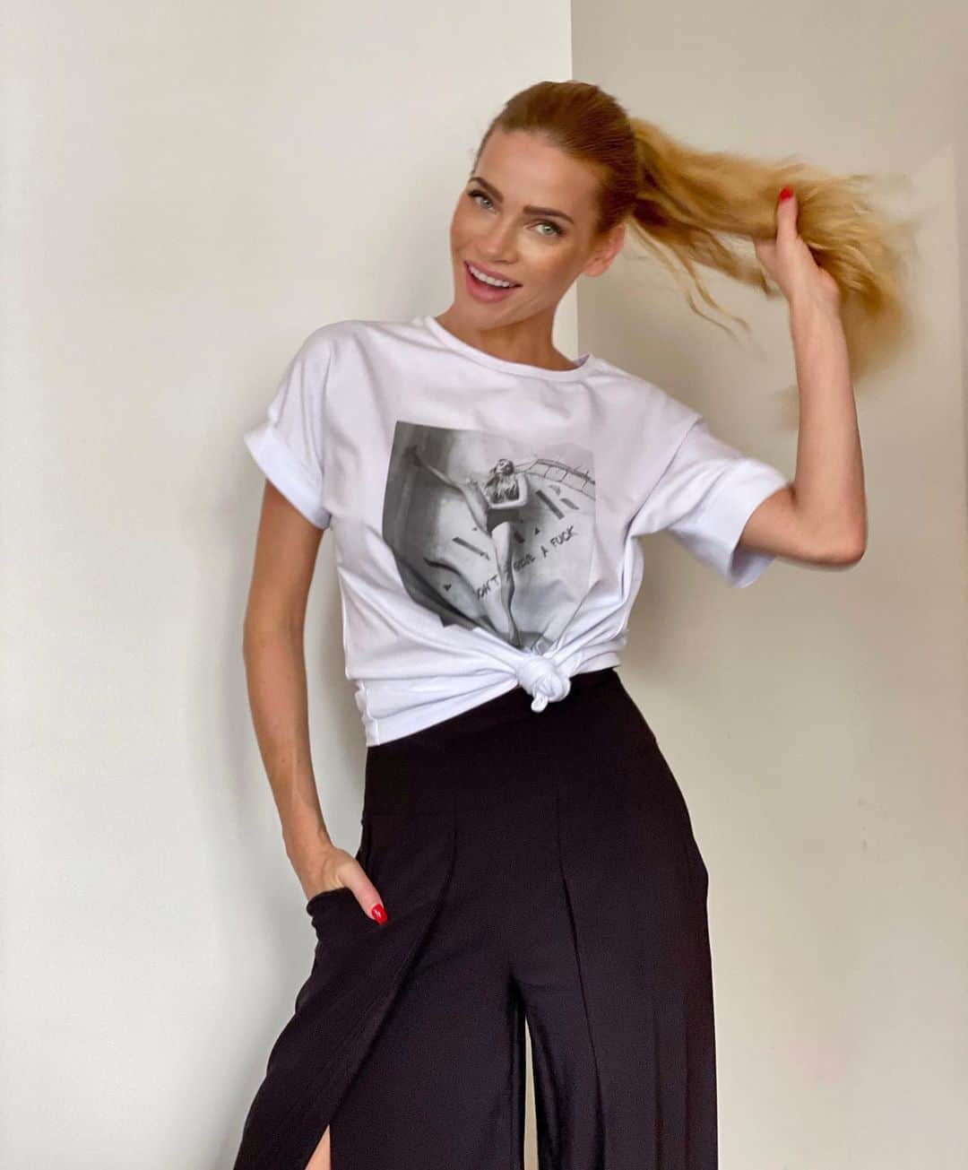 アンドレア・ヴェルソワのインスタグラム：「So excited about the brand new collection  made by AVER 🤩 Amazing T-shirts , hats and tracksuits coming Now ☝️! Follow @averfashionofficial 💋  Nová, limitována edice triček s originálními potisky opět naskladněná ! Moderní trička Aver jsou ušité z  kvalitního materiálu, který je velmi příjemný na těle a hezky drží svůj tvar. Oversize střih jsme upravili tak, aby tričko nebylo příliž dlouhé a dalo se pohodlně zastrčit za jeany či opasek. Dojem ohrnutých růkávů je současný trend, který jsme nemohli vynechat, avšak dominantou trička je foto z kalendáře Andrey Verešové nebo originální logo    AVER    unique style &    self confidence 💋 #idontgiveafuck #zenysebe #andrealifestyle #andreaveresovaofficial」