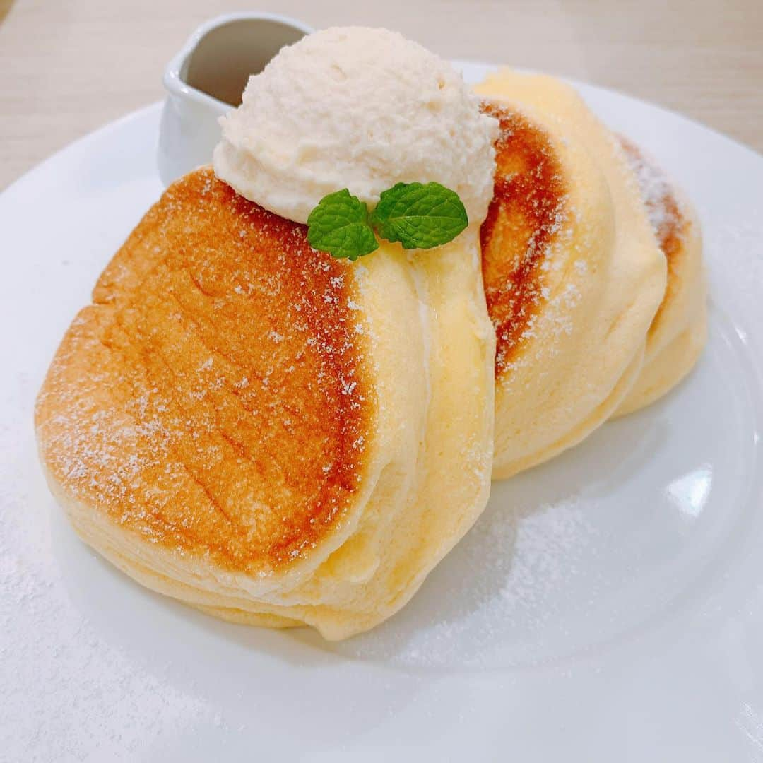 愛花みちるのインスタグラム：「前から知ってたけど初めて行った🥞🕊  個人的には柔らかいより 厚くてしっかりもっちり生地がすき！ おすすめあったら教えて❁⃘  #パンケーキ #しあわせのパンケーキ  #東京カフェ」