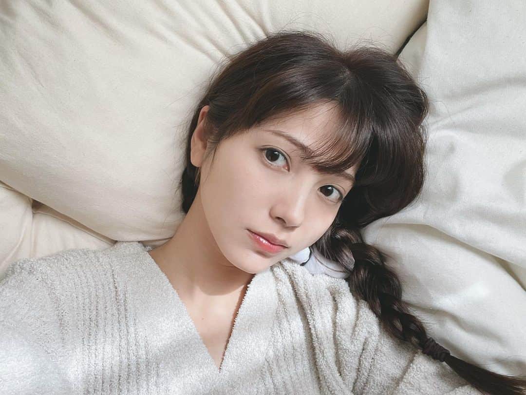のインスタグラム：「三つ編みマン👧🏻 クッションならべて、小休憩！  今日は言葉を多く書く日でした✏️ お恥ずかしながら字にはあまり自信がないのですが 『ありがとう』ってことばを書くときはとても好きです。 書いていても、ことばで伝えても、受け取っても 晴れやかで、幸せになれます。  それなら、たくさん書いて、たくさん伝えるしかない！！  #そこのアナタ #いつもみてくれて #ありがとう #ありがとう #愛  あぁ〜 ちょっとの休憩のつもりが 三つ編みマンからのおやすみマン〜😪  #ドラマ観てくださった方ありがとうございました🥰」
