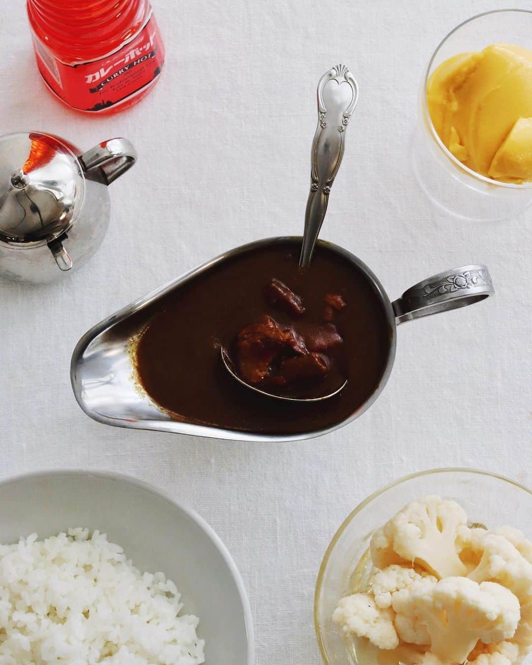 樋口正樹さんのインスタグラム写真 - (樋口正樹Instagram)「beef curry . お昼はレトルトビーフカレー、 ハウスのカレーホットを使い 自分の好みの３辛に調整して、 酸っぱめの自家製ピクルスと、 食後のマンゴープリン付きの 辛い酸っぱい甘いのいい関係。 . 北野エースでお勧めしていた 大人のためのビーフカレーと 大人のためのマンゴープリン、 真っ黒パッケージでしたので ちょい悪なイメージでしたが 善良でリッチな大人味でした . 北野エースさん公式はこちら @kitanoace . . #カレー #カレーライス #ビーフカレー  #大人のためのビーフカレー #大人のためのマンゴープリン #北野エース #キタノセレクション #北野エースで購入﻿ #北野エースで買ったよ #kitanoace #beefcurry #curryrice #curry #🍛」3月16日 13時14分 - higuccini