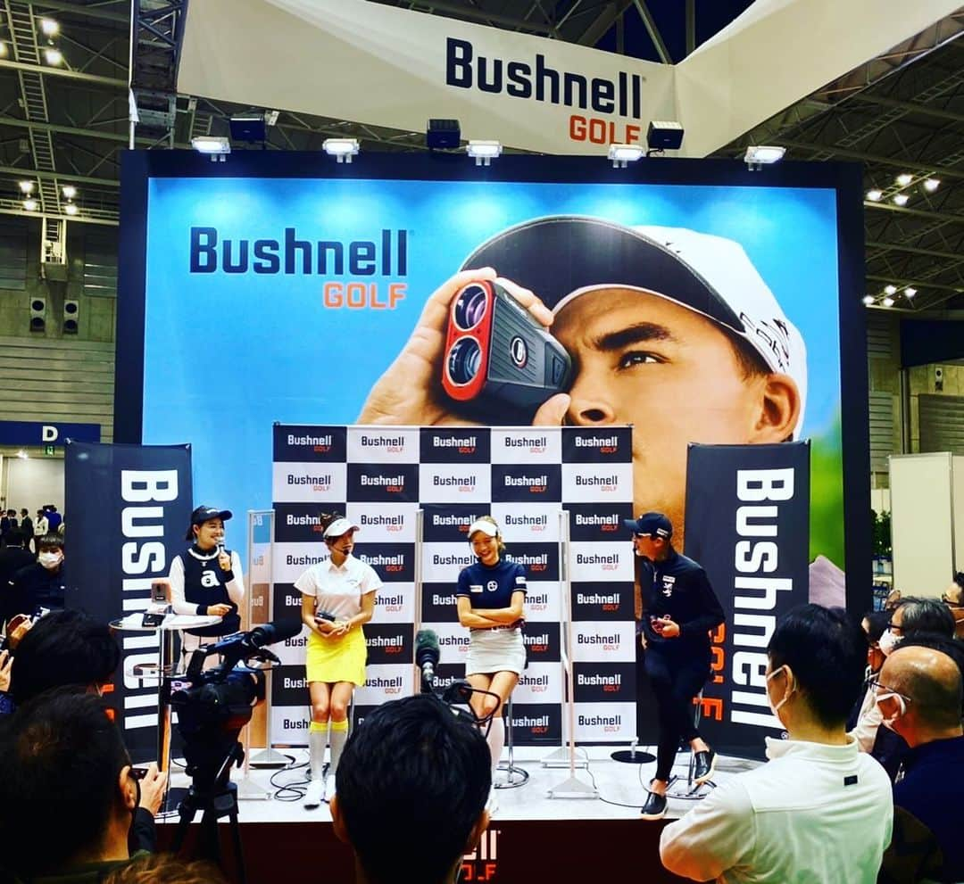 吉田玲奈さんのインスタグラム写真 - (吉田玲奈Instagram)「JGF⛳️最終日 Bushnell golfブース🎤では、上手くなりたいゴルフ女子に向けての観点から、 トークショーのゲストは藤田光里プロ❥藤森もも子さん❥そしてマーク金井さんでした😎華やか〜🌼🌸 レーザー距離計は上手い人が使うもの…ではなく、使っているから上手くなっていくんだというお話や、安全な広い場所へボールを置くには何ヤードなのか？コースマネジメントもして行けるという的確なアドバイスに、少し気持ちが楽になりました✪ただピンに近づく為に闇雲に飛ばしてミスショットするよりも、着実に進めて行く判断を養いたいなと私もすごく勉強になりました❥ 皆さんの素晴らしいお話とても楽しかったです♪ありがとうございました⛳️😊  ❥❥❥❥ ブッシュネルから3/19新発売する レーザー距離計 ”ピンシーカーツアーV5シフトスリムジョルト" 昨年のV5より格段にスリム化して、手にすっぽりなじむ形に👍 独自の技術によりレンズも更に明るくなって瞬時に計測完了してくれるので、ストレスフリー✨ 是非みなさんも、プロが認めたBushnellのレーザー距離計ピンシーカーを使ってゴルフ上達しちゃいましょう🏌️‍♂️  😎マーク金井さんのお話は超面白いけど、すぐ脱線すんねん！w でも楽しくてあっという間でした♪ #関西人 #台本なし #ライブ感 #阪神交易 #bushnellgolf #ブッシュネルゴルフ #JGF2021 #ゴルフ女子  #ごるふ女子  #ゴルフ上手くなりたい  #レーザー距離計 #レーザー距離計ピンシーカー  #ツアーv5シフトスリムジョルト  #3/19発売 #トークショー #マーク金井さん #藤田光里プロ #藤森もも子さん #女性のゲストは今年が初です #ありがとうございました #ゴルフウェア #archivio #アルチビオ #ゴルフコーデ #callawayapparel  #reinagolf」3月16日 13時19分 - reina.yoshida.ciel.1218