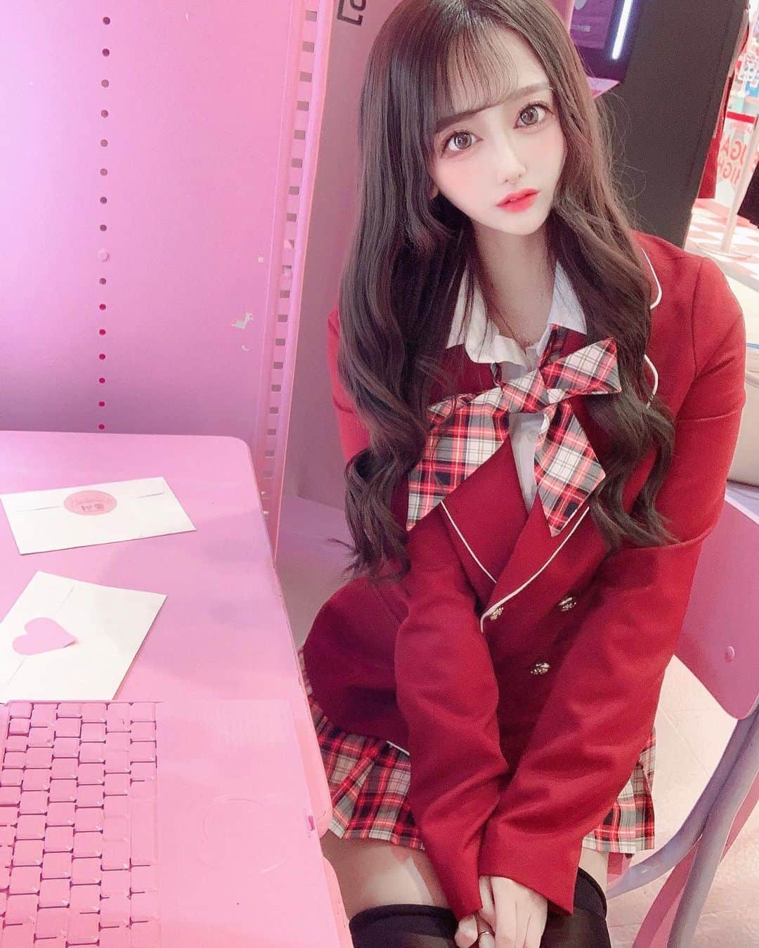 mireiのインスタグラム：「. 制服って可愛いからだいすき🍒🍒 現役の時はひきこもりだったから 制服もっと着ればよかった₍ᐢ• ‧̫ •̥ᐢ₎💭笑 . #韓国制服 #choa_japan #choa #制服コスプレ #コスプレ #コスプレイヤー #jk」