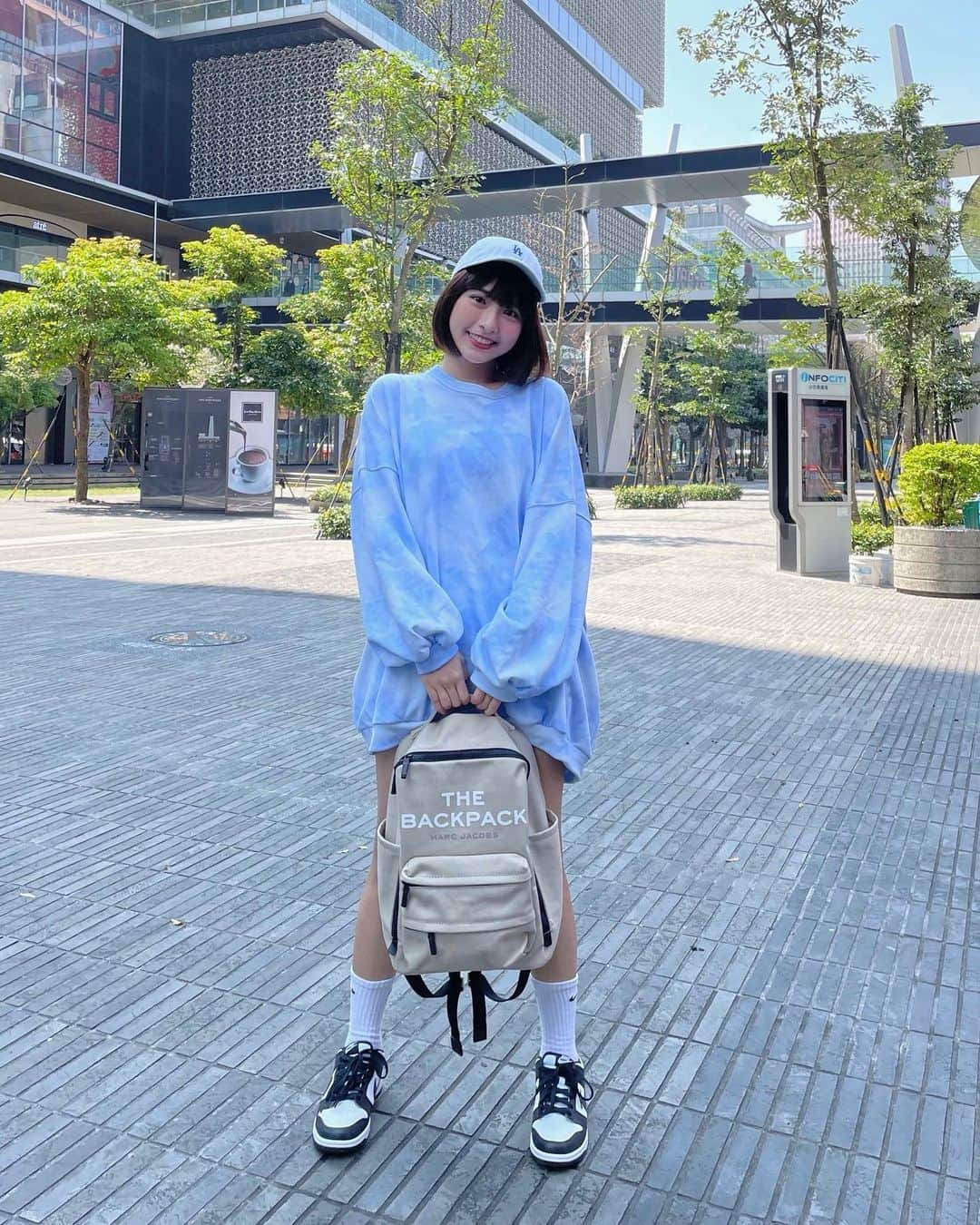 峮峮さんのインスタグラム写真 - (峮峮Instagram)「今天天氣超好😍☀️💕 - 包 @marcjacobs 上衣 @meis_warehouse #山君のootd」3月16日 14時01分 - qun_04