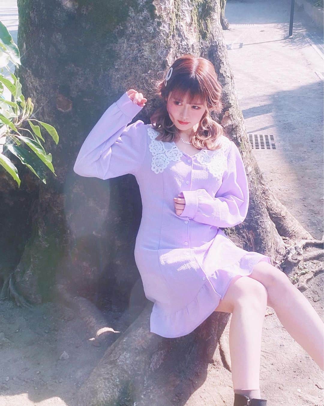 雨森セラのインスタグラム：「3/27(土)のソロアコースティックライブで出すグッズの撮影のときのオフショット🌿 #アイドル #雨森セラ #純情のアフィリア」