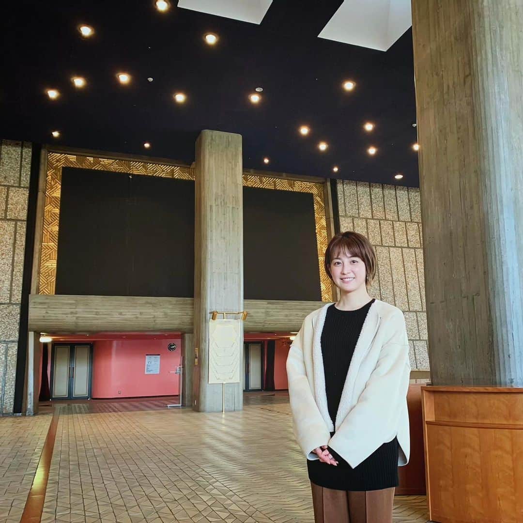 宮司愛海さんのインスタグラム写真 - (宮司愛海Instagram)「東京文化会館の内部を楽しめる、VRバックステージツアーがYouTubeで公開されました。ナレーションを担当させていただいています。  日本のモダニズム建築を代表する建築家・前川國男氏による設計の東京文化会館。このホワイエは、床のタイルが落ち葉、柱が木、天井が星空をイメージしているとのこと。 設計に込められた想いや背景を知ると、より空間を味わうことができますよね☺︎  このバックステージツアーではそうしたお話を交えながら、普段は見られない裏側を含め館内を楽しむことができます。ぜひお楽しみください！  https://youtu.be/Ge1PE8UFZXw (もしくはYouTubeで「東京文化会館」と検索🔍)  上野が大好きな私、とっても嬉しいお仕事でした！ #吉田博展 すごくよかったですよ！」3月16日 14時10分 - manami_miyaji