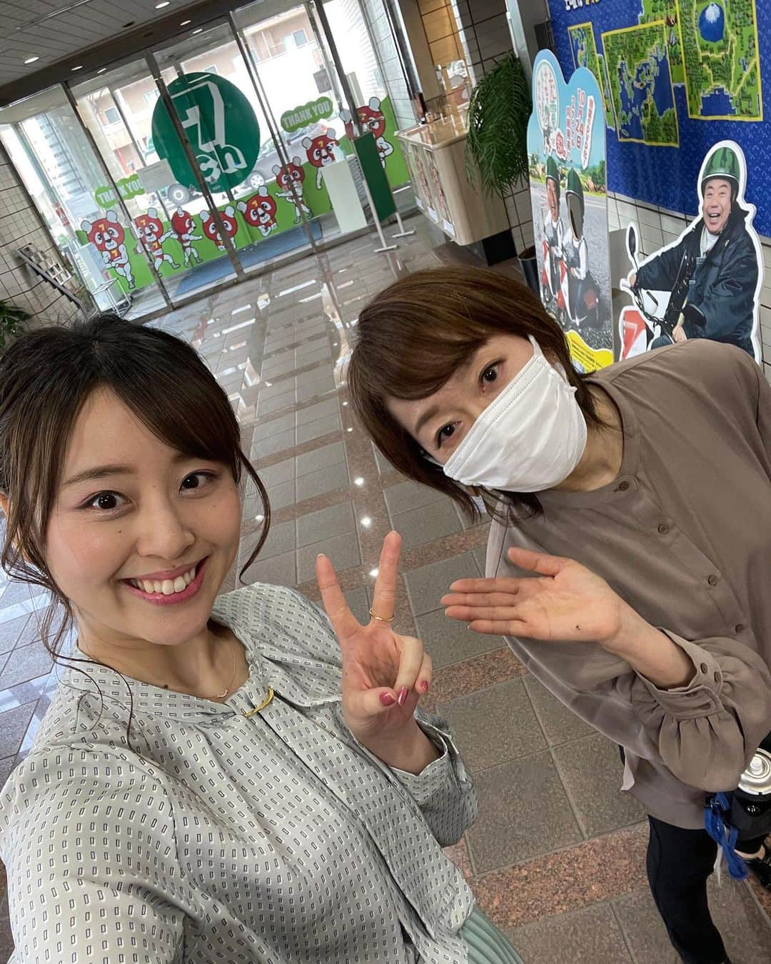 磯田彩実さんのインスタグラム写真 - (磯田彩実Instagram)「. . きょうは#けいナビ の収録日🎥. . . ヘアメイクの神山さん🤍. @dd.manap . . メイク中はずーーっと喋ってます😍. （主に私。笑）. . きょうは目元ケアの話。笑🤣. . . そして本日いつにも増して顔がパンパンに浮腫んでます😅. 食べすぎかしら。笑🐷. . . #お疲れ様でした🤍. #メイク#ヘアメイク#アイケア#女子トーク. #ダディックファッション. @daddiku_fashion @daddiku.ikumi  #tvh#アナウンサー#磯田彩実. #衣装#ルディックパーク @ludic_park」3月16日 14時32分 - ayami_isoda.tvh7