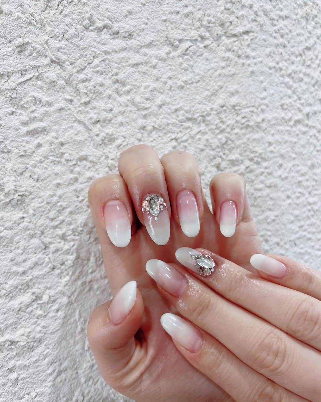 蘭子のインスタグラム：「💅💎✨ . 恵比寿のネイルサロン【 @maulea_eyelashnail 】💓 . 今回はシンプルな白グラデ👑✨ . ありがとうございました✨ . . . . #恵比寿ネイルサロン #白グラデーションネイル#ネイル#ネイルチェンジ#ショートネイル#ネイル好きな人と繋がりたい #シンプルネイル#ワンカラーネイル #ブライダルネイル #カラグラ #カラグラネイル #ネイルデザイン#キラキラネイル#お洒落さんと繋がりたい #メイク好きな人と繋がりたい#2021ネイル#恵比寿#広尾#nailsofinstagram」