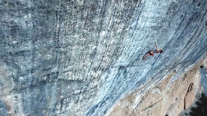 マーゴ・ヘイズのインスタグラム：「~papi chulo~ en cataluña  . . . 📽 @jan_novak_photography @thenorthface @thenorthface_climb @petzl_official @lasportivana @frictionlabs」