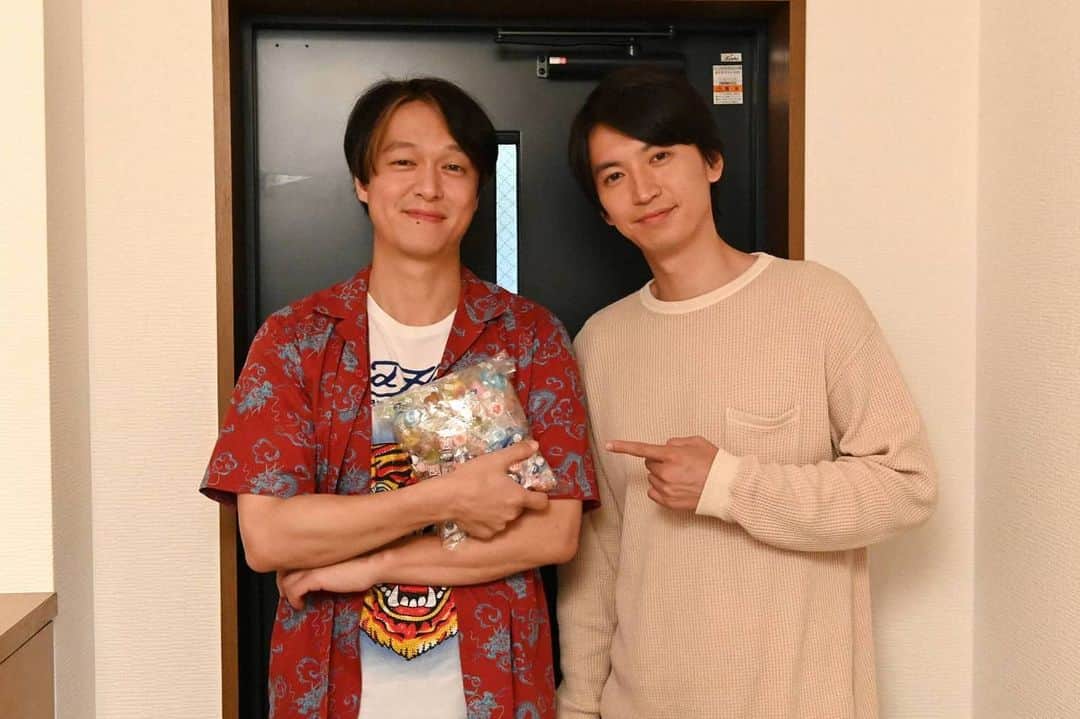 知ってるワイフのインスタグラム：「💚#大倉忠義＆#丸山隆平🧡 🎊インスタライブ　#知ってねワイフ 配信決定🎉  3月18日(木)20時～21時 ※遅れる場合あり  大倉さんは #知ってるワイフ 公式Instagram (https://t.co/PR8u6aeKaj )  最終回ゲストの丸山さんは #関ジャニInstagram (https://t.co/oMbK2I9PIE )に登場し コラボライブです😊」