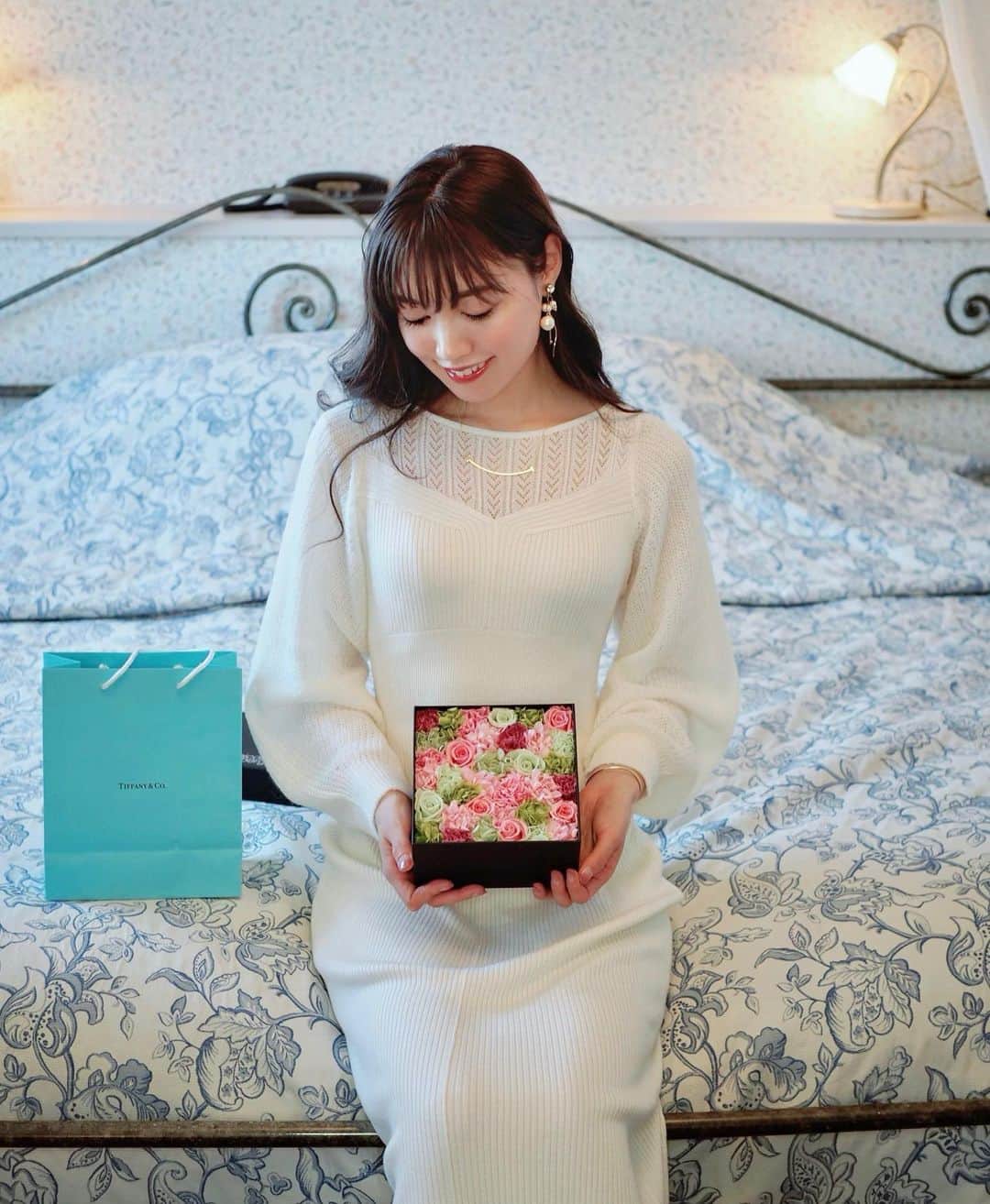 のインスタグラム：「. プリザーブドフラワーとブレスレット🥀 お花は3年程楽しめるらしい ブレスレットは好きなティファニーTシリーズでゴールドとマザーオブパールが可愛い☺︎  #nicolaibergmann  #tiffany #present#tiffanyt#accessory#flowers#japan#japanesegirl#onepiece#fashion#happy#love#smile#mercuryduo  #ニコライバーグマン#ティファニー#ティファニーブレスレット#ティファニーt#ブレスレット#ファッション#ワンピース#ホテル#フラワーボックス#ホワイトコーデ#マーキュリーデュオ#プレゼント#プレゼント交換  #🎁 #同級生」