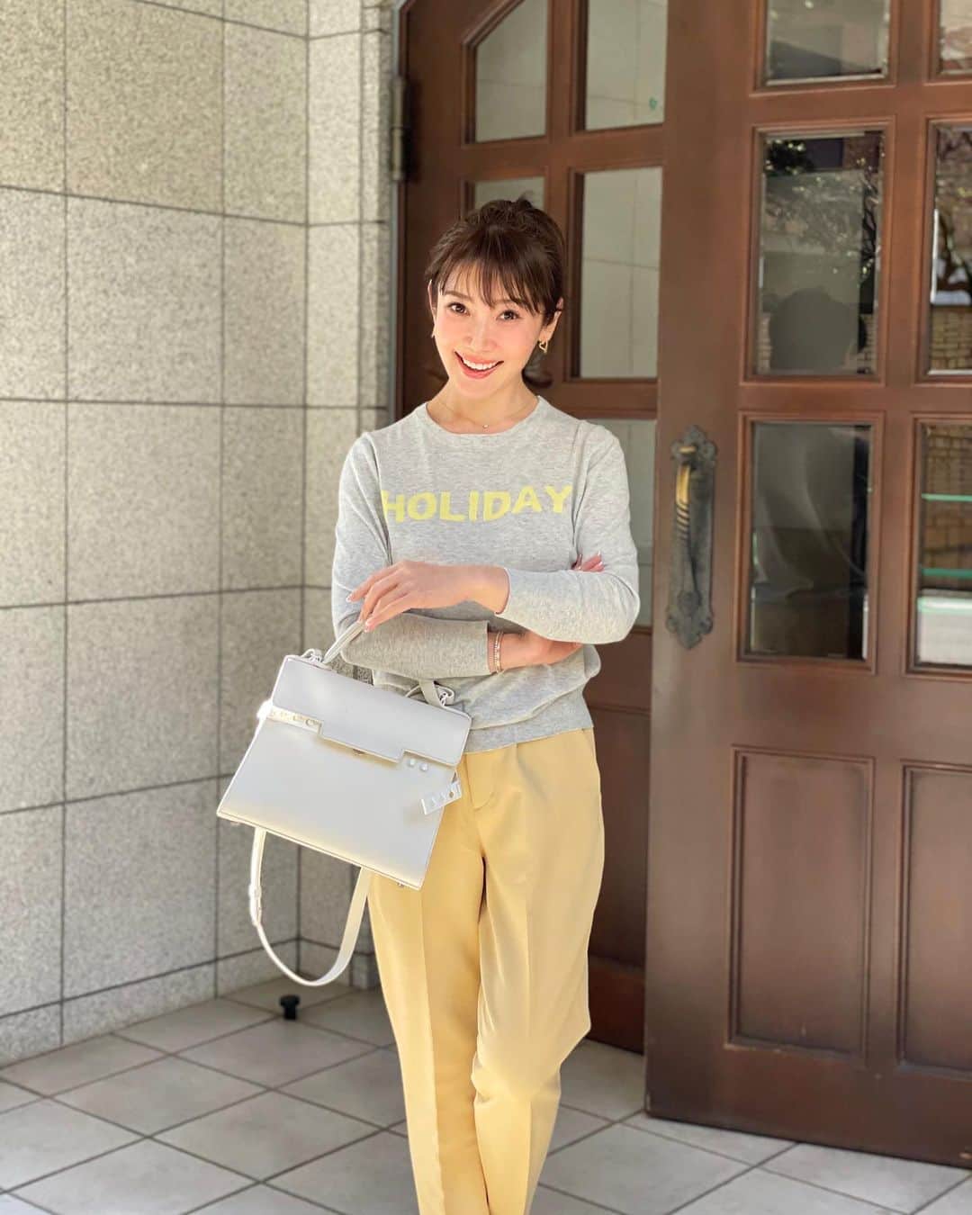 のインスタグラム：「・ ・ 平日にHOLIDAYニットを着た昨日のコーデ。 ・ 上下で @lialapg でした♡♡ ・ HOLIDAYニット！いよいよ18日に発売です！ ・ tops.pants→#lialapg  shoes→#manoloblahnik  bag→#delvaux  ・ #coordinate #outfit #ootd #look #style #fashion #wardrobe #instagood #instafashion #コーディネート #ファッション #ママコーデ #ママコーディネート #ママファッション」